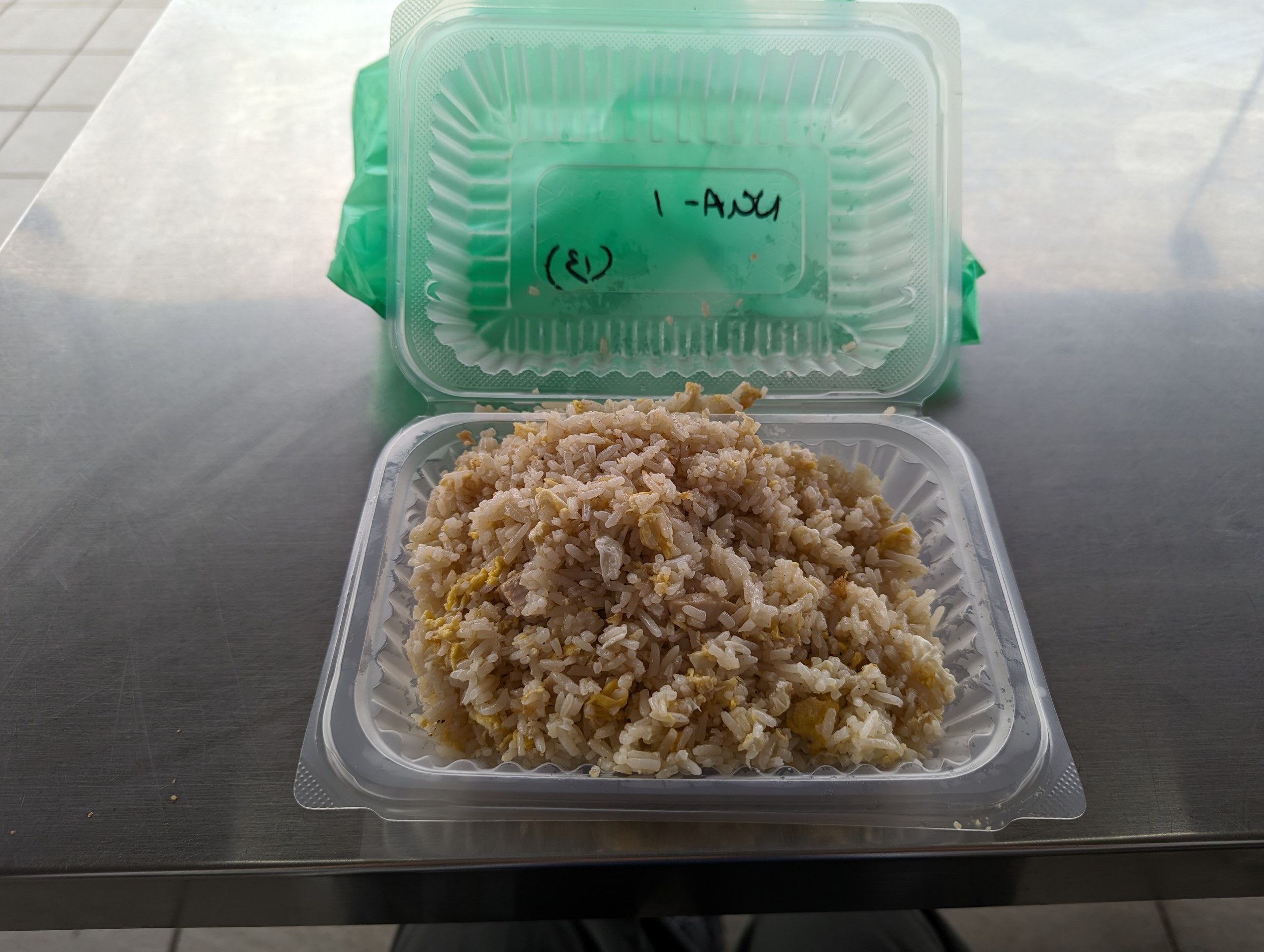 透明なパックに入った、チキンのナシゴレン