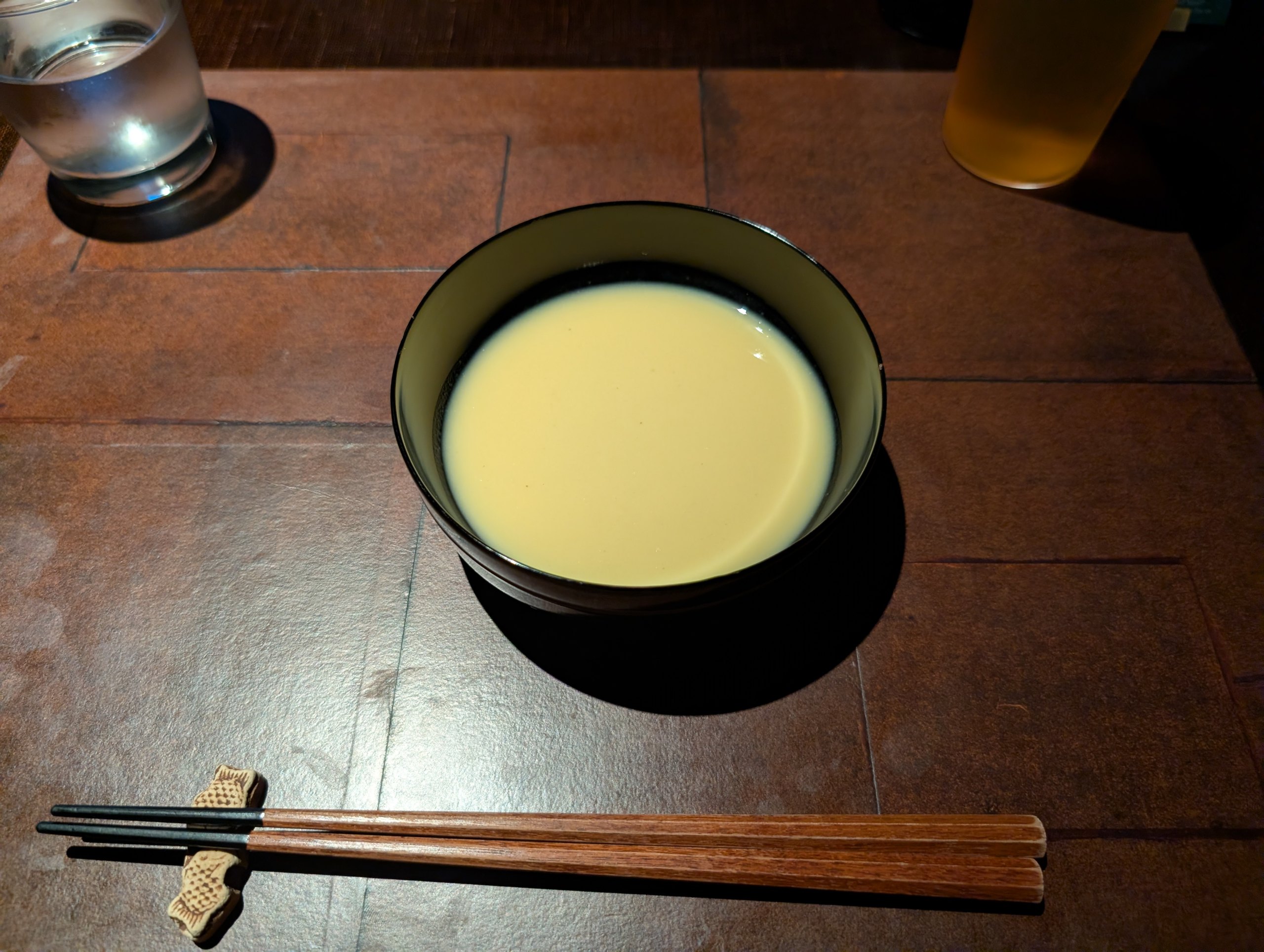 白いスープのような一品と、グラスのお酒
