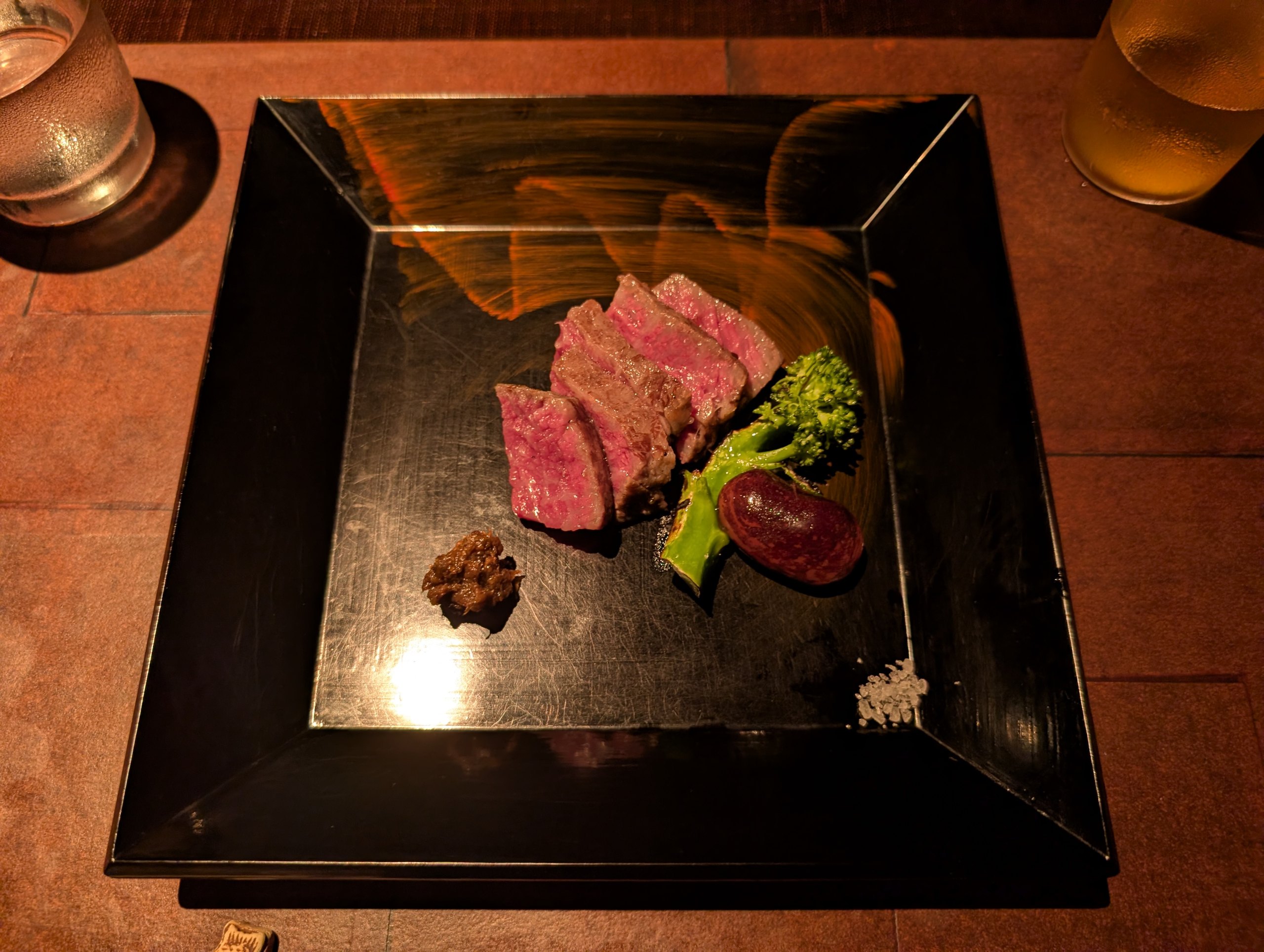 黒い器に盛られた、お肉の一皿