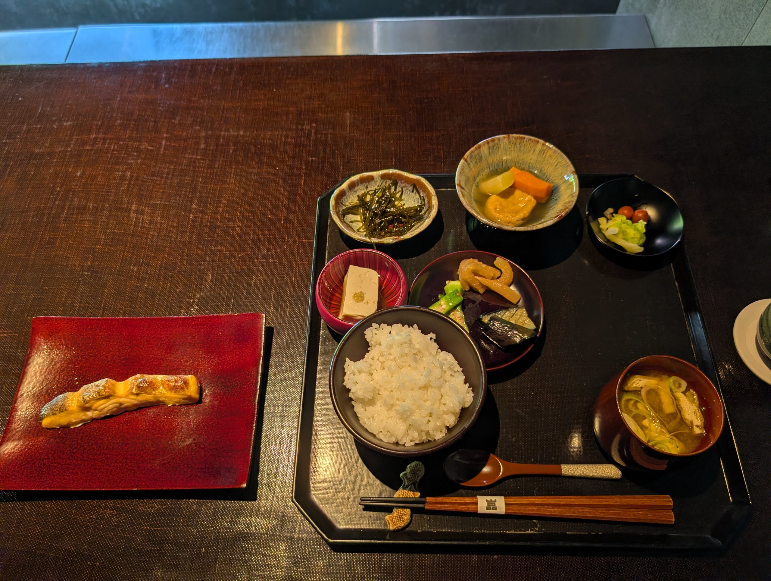 ご飯と小鉢がたくさん並ぶ、和の朝ごはん