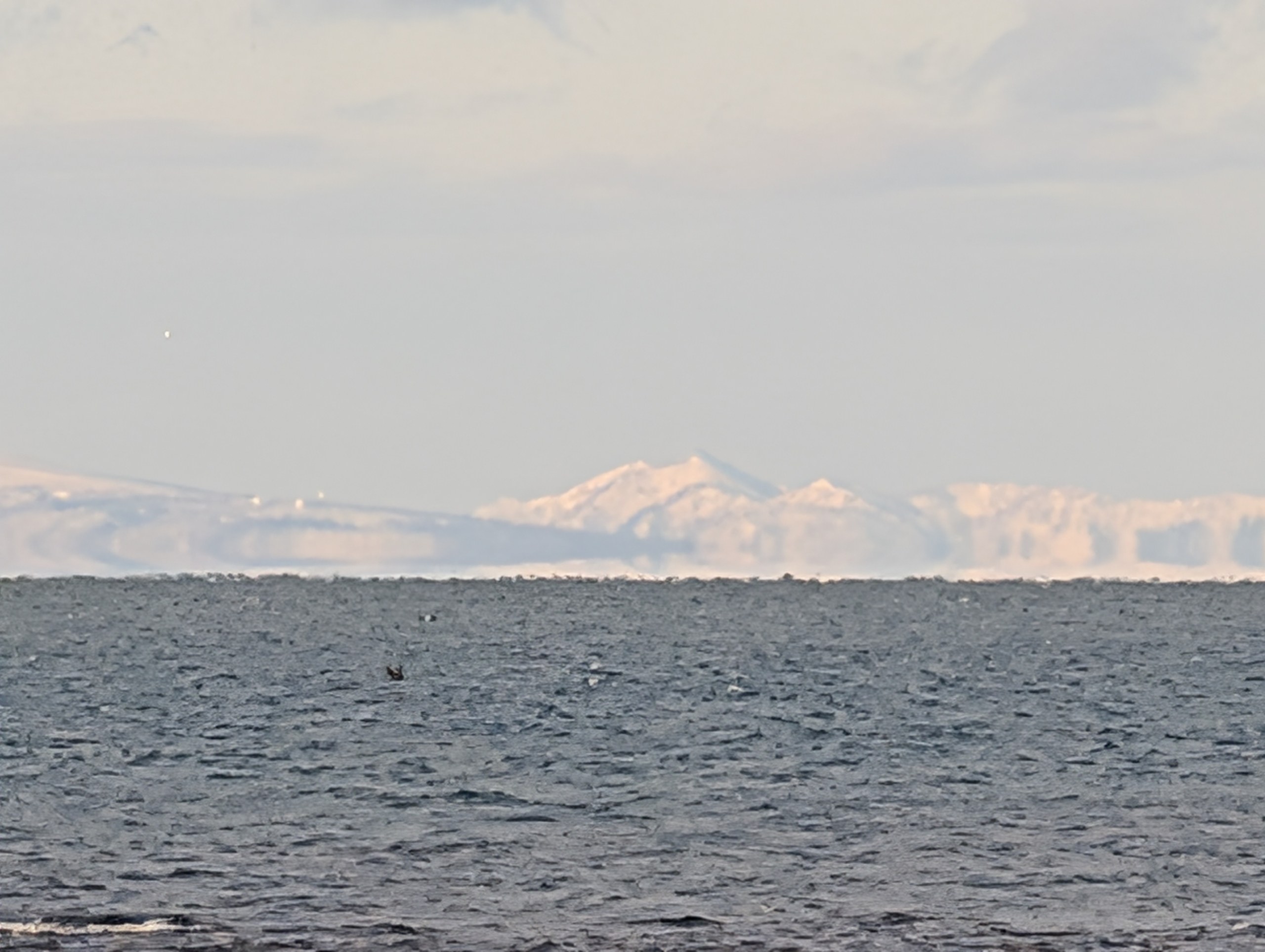 海の向こうにうっすら見える、サハリンの山