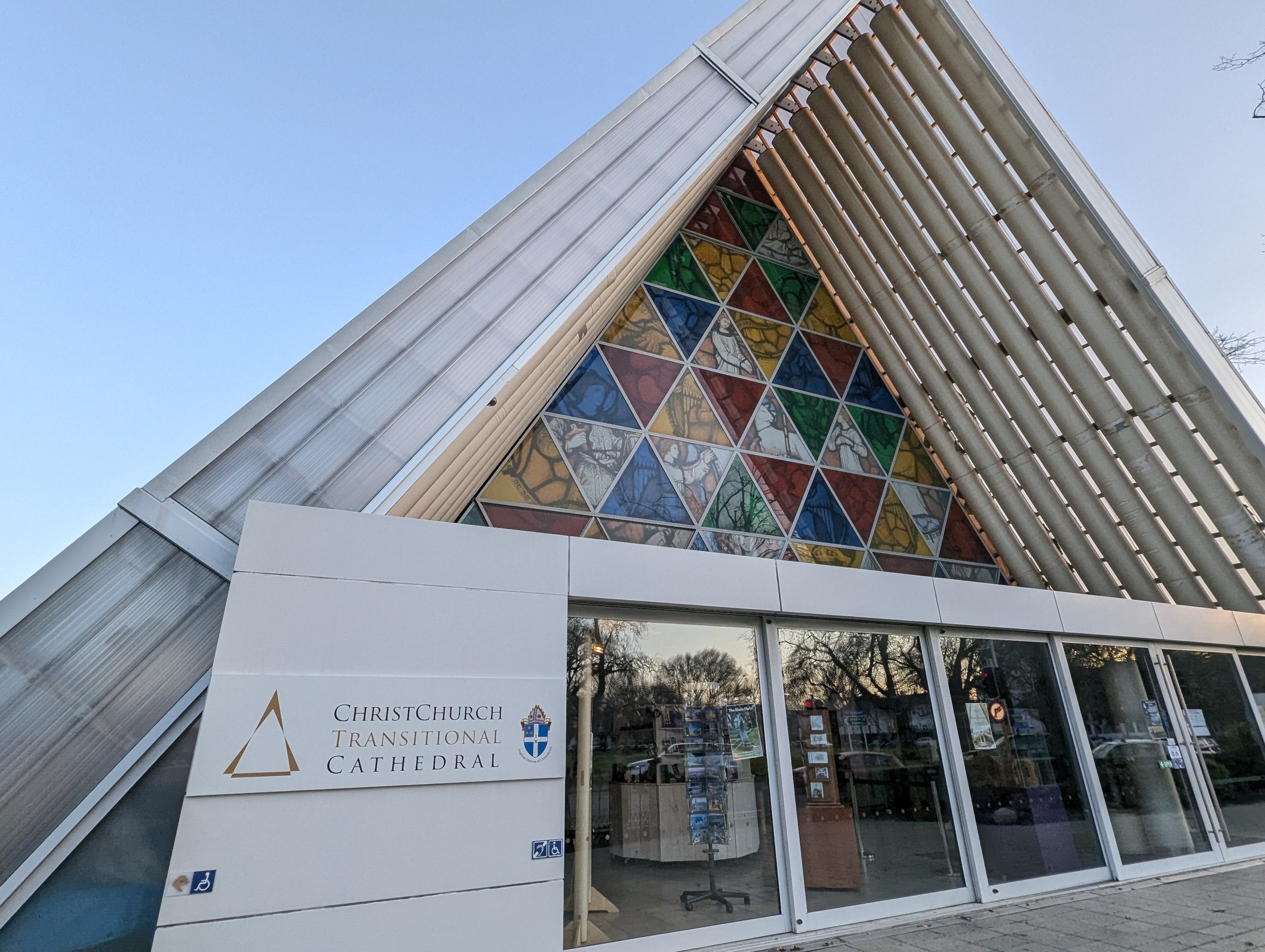 入口の上にそびえる三角屋根と「ChristChurch Transitional Cathedral」の看板