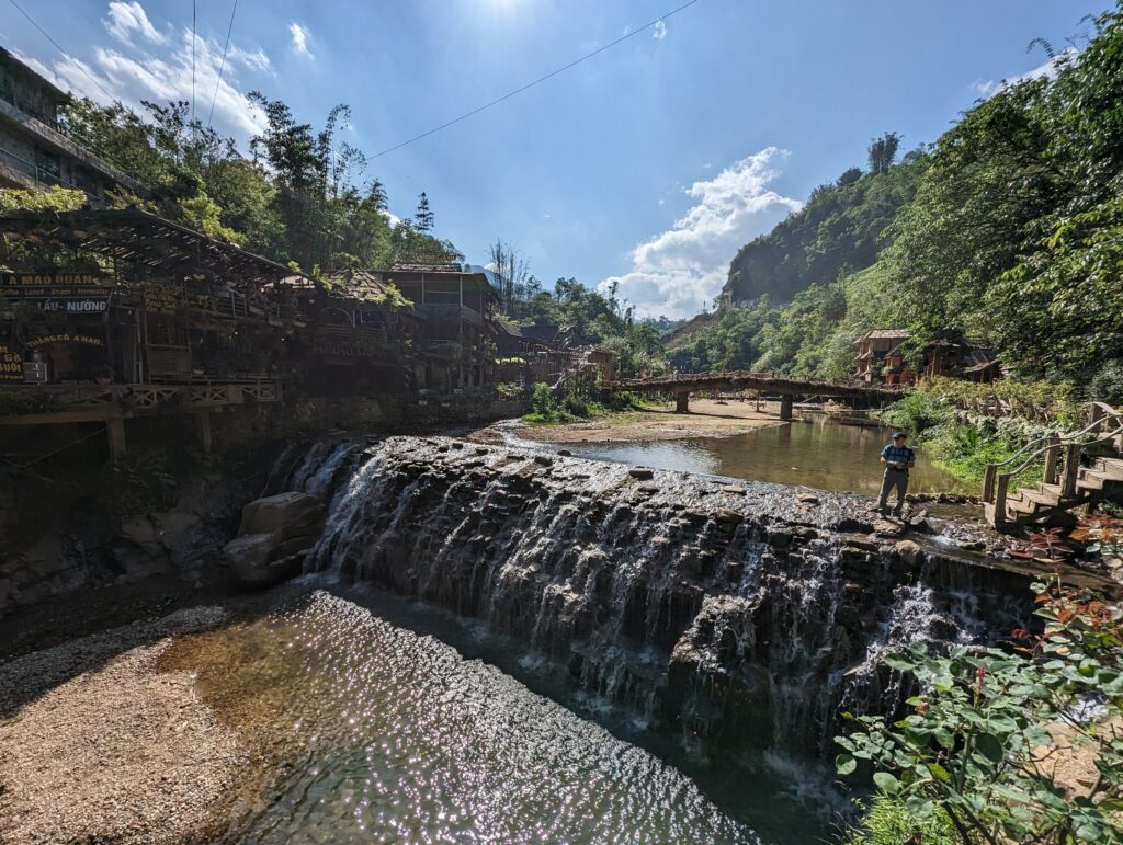 段々に流れ落ちる川の水と、まわりの緑