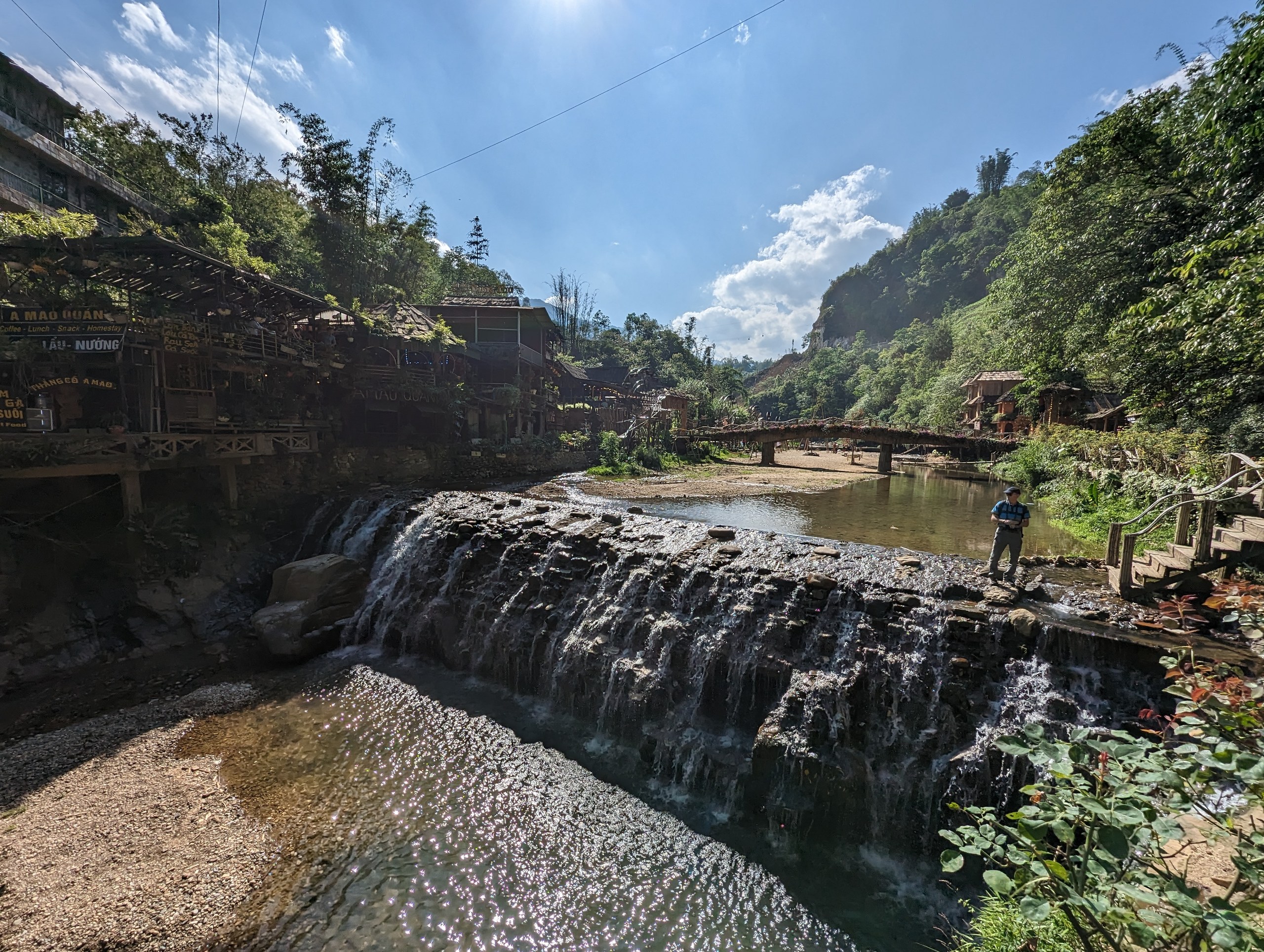 段々に流れ落ちる川の水と、まわりの緑