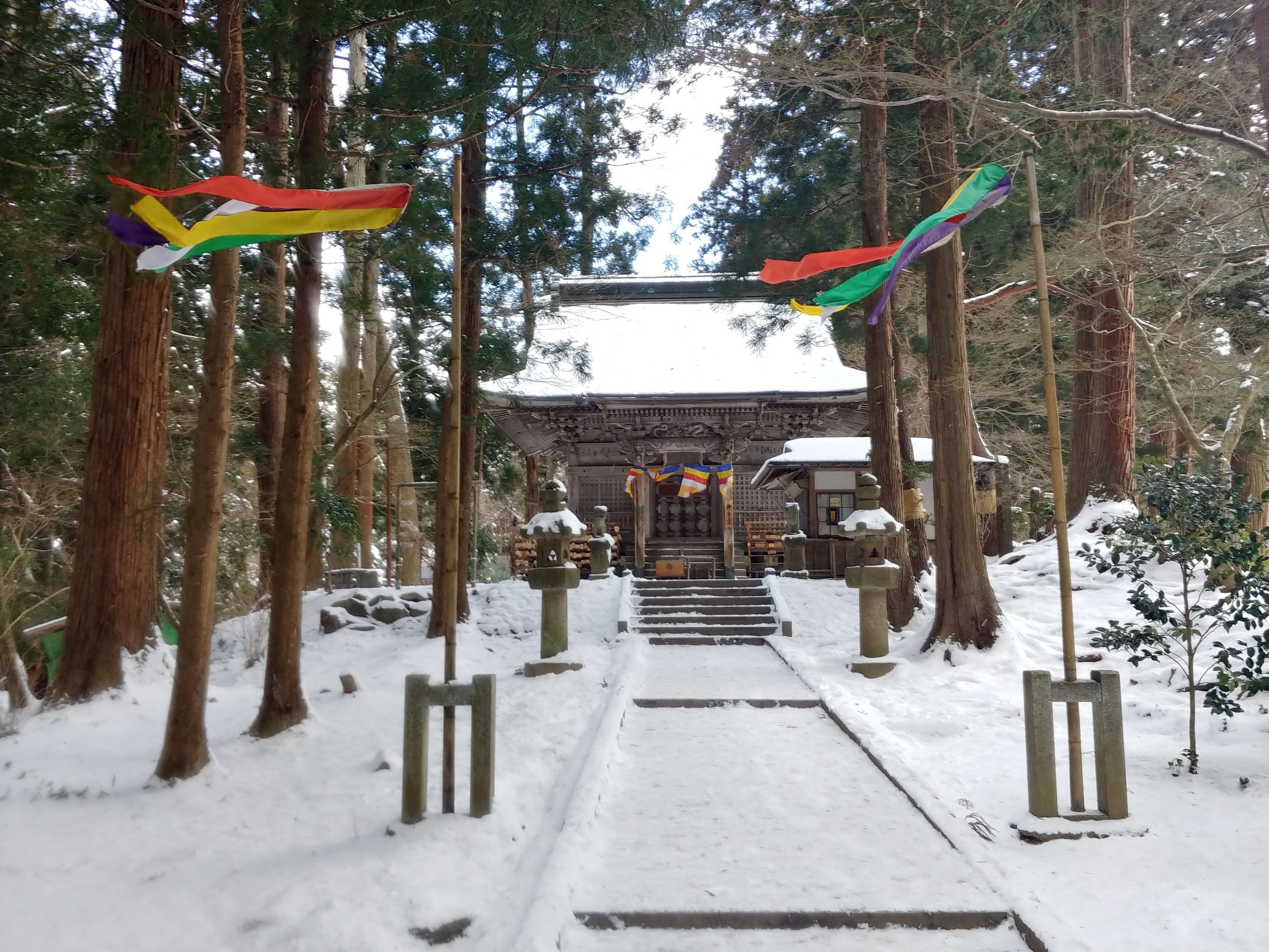 参道沿いのお堂と五色の幕
