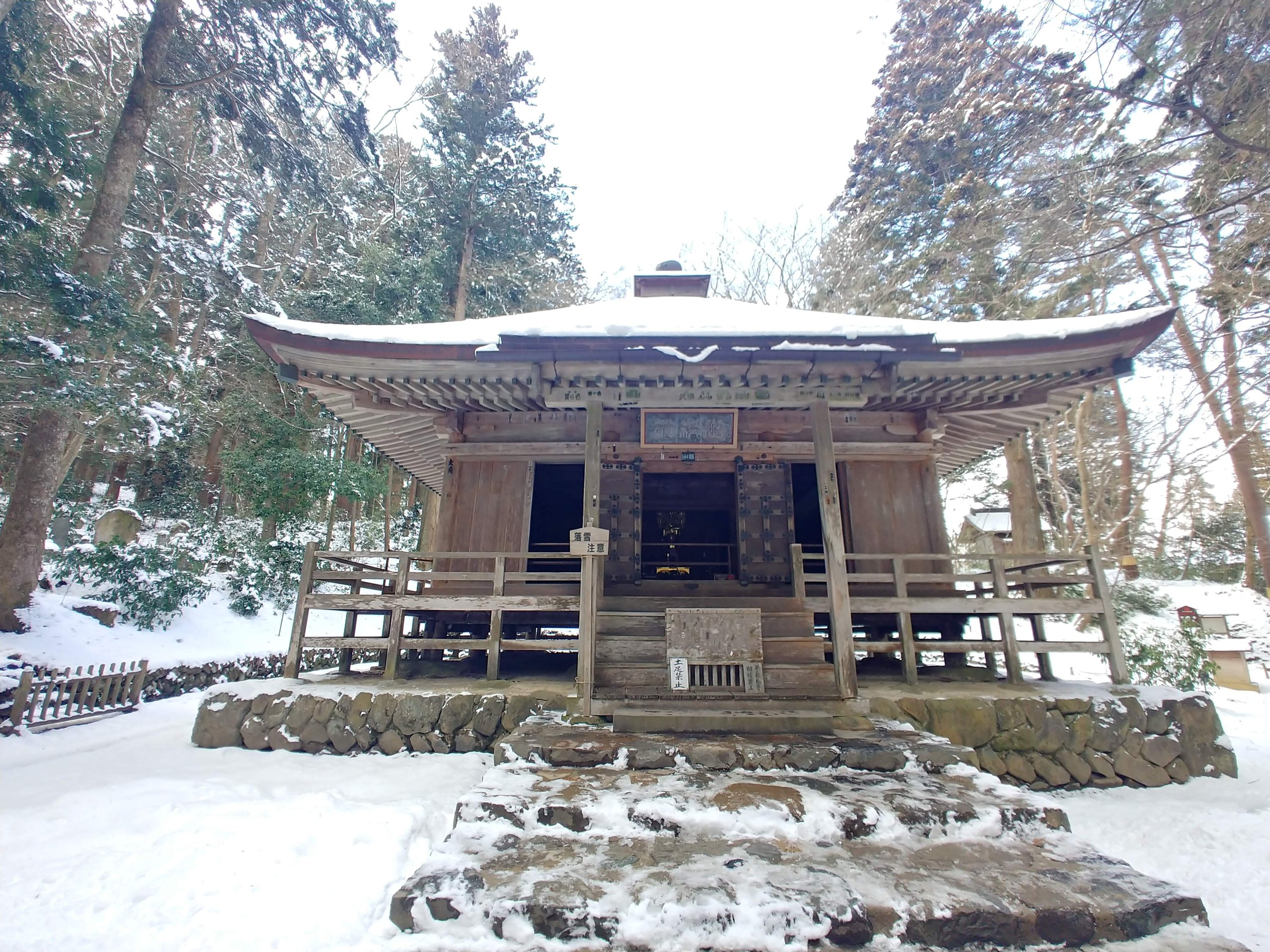 雪に囲まれたお堂
