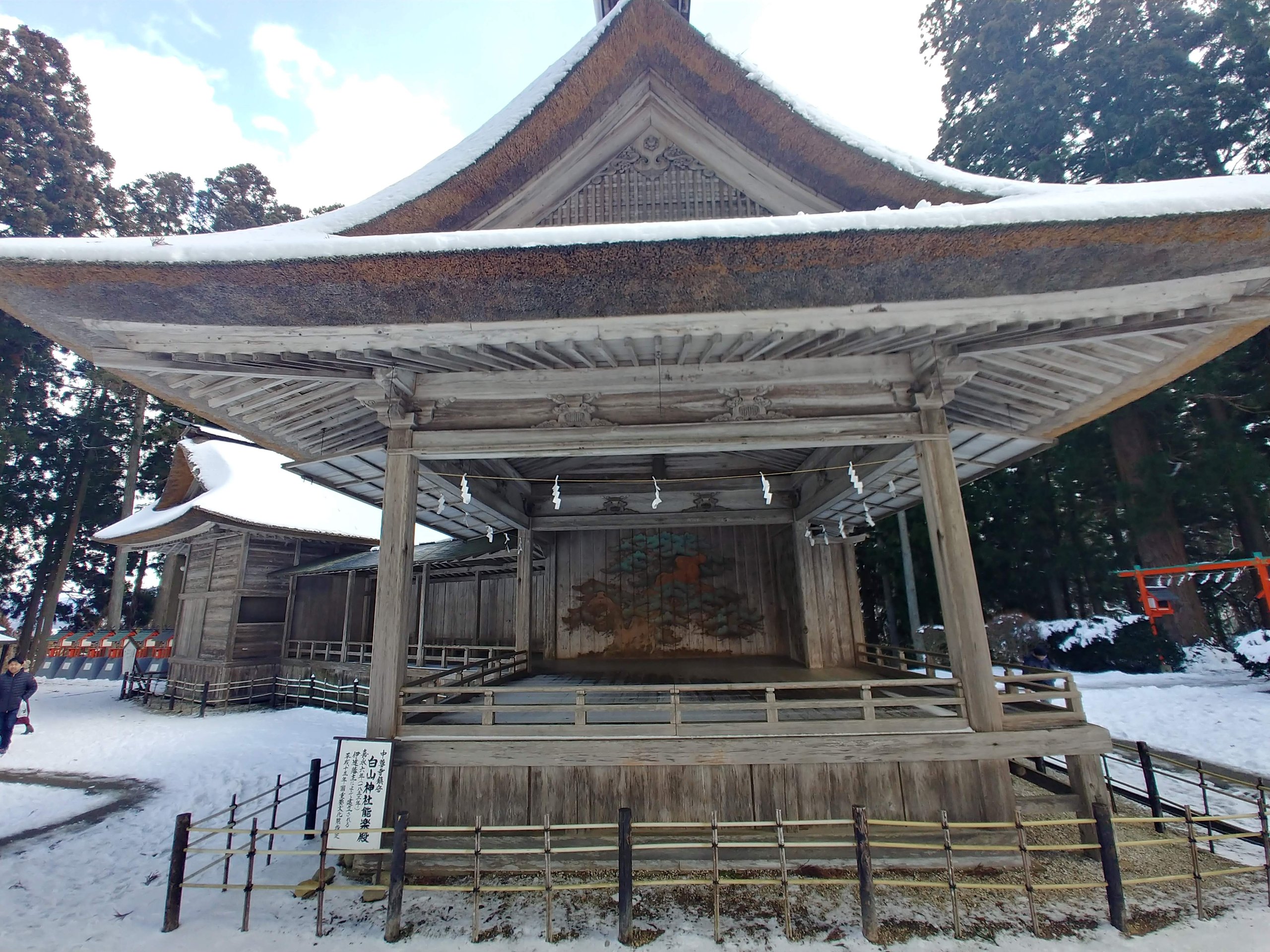 雪の中の白山神社の能舞台