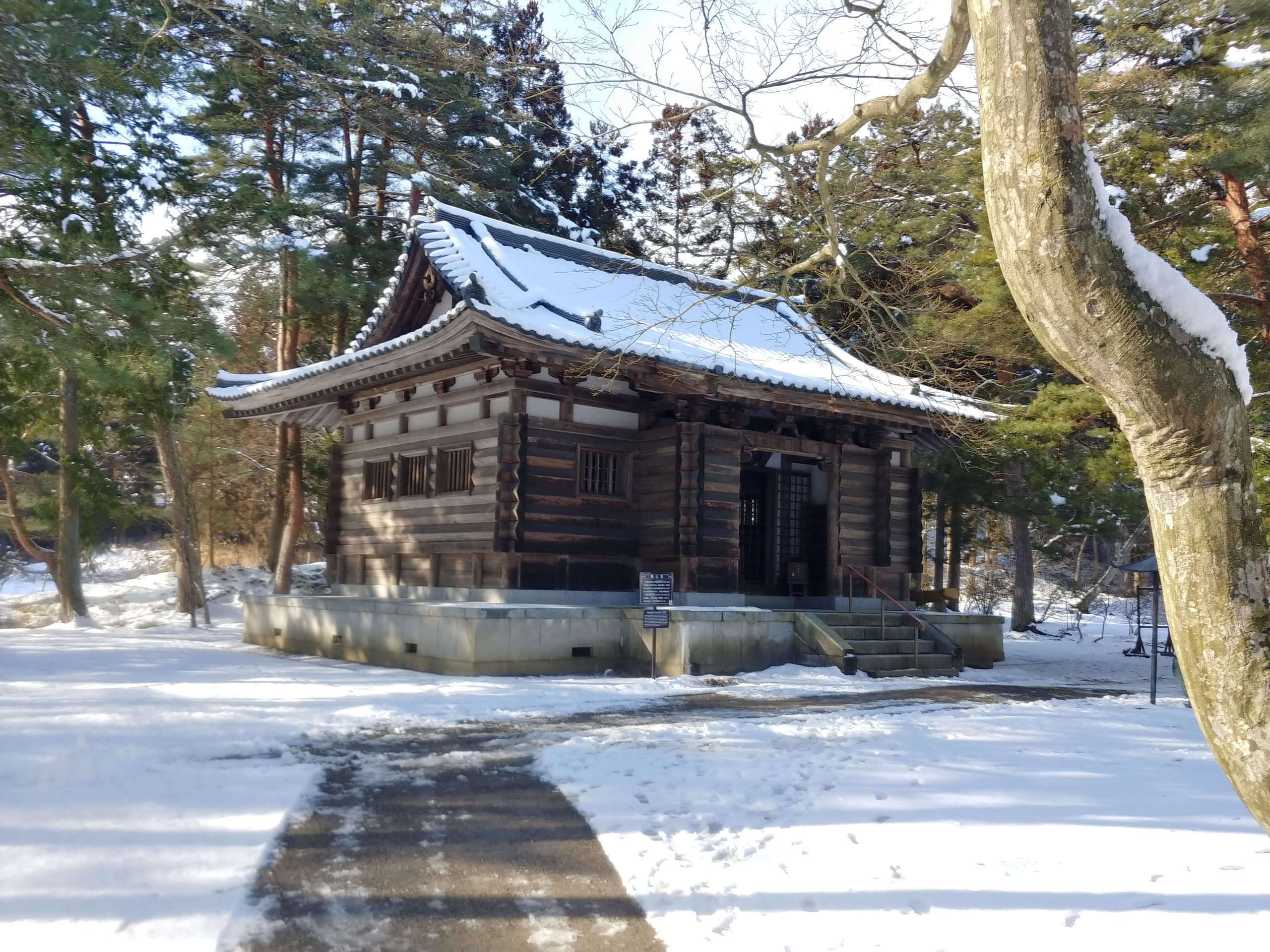 雪の中の毛越寺のお堂