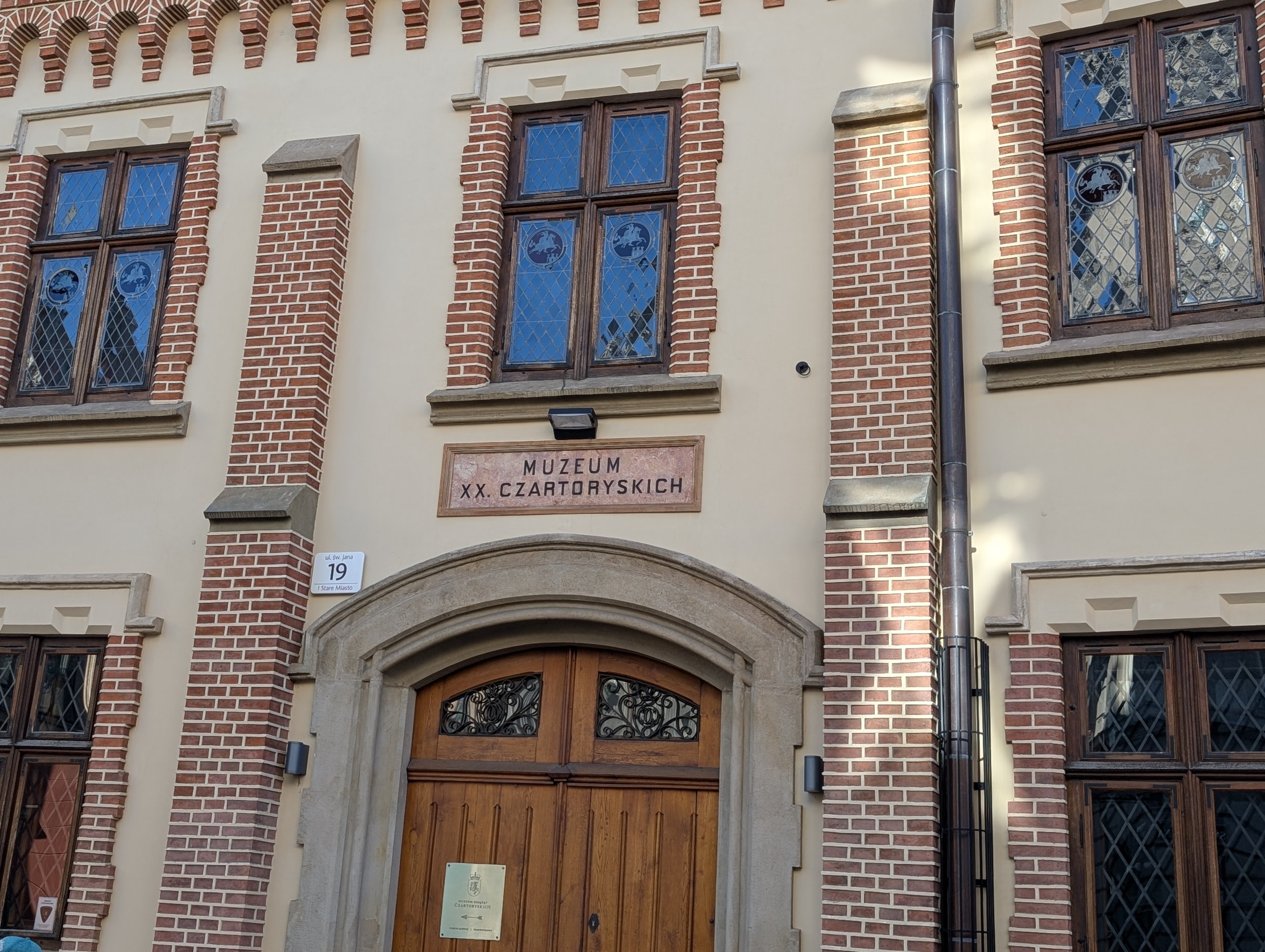 「MUZEUM KS. CZARTORYSKICH」の文字がある入口