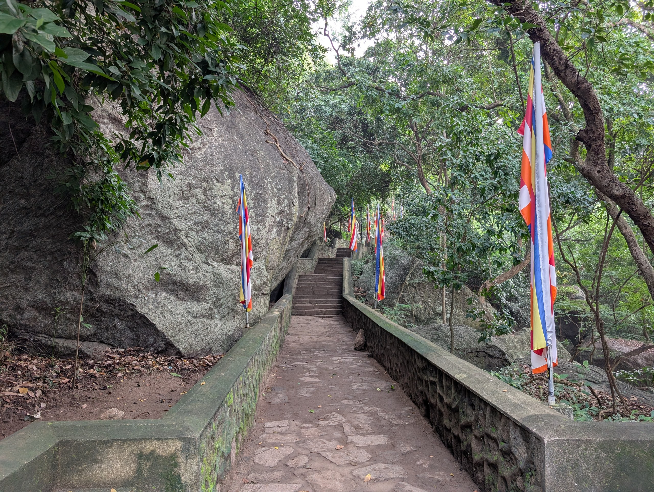 旗がはためく、岩山へ登る参道