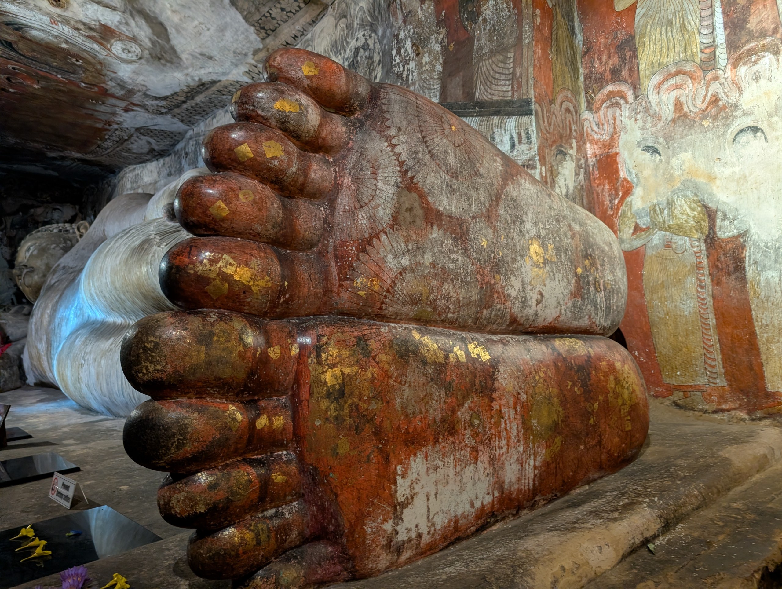横たわる仏像の、大きな足の裏
