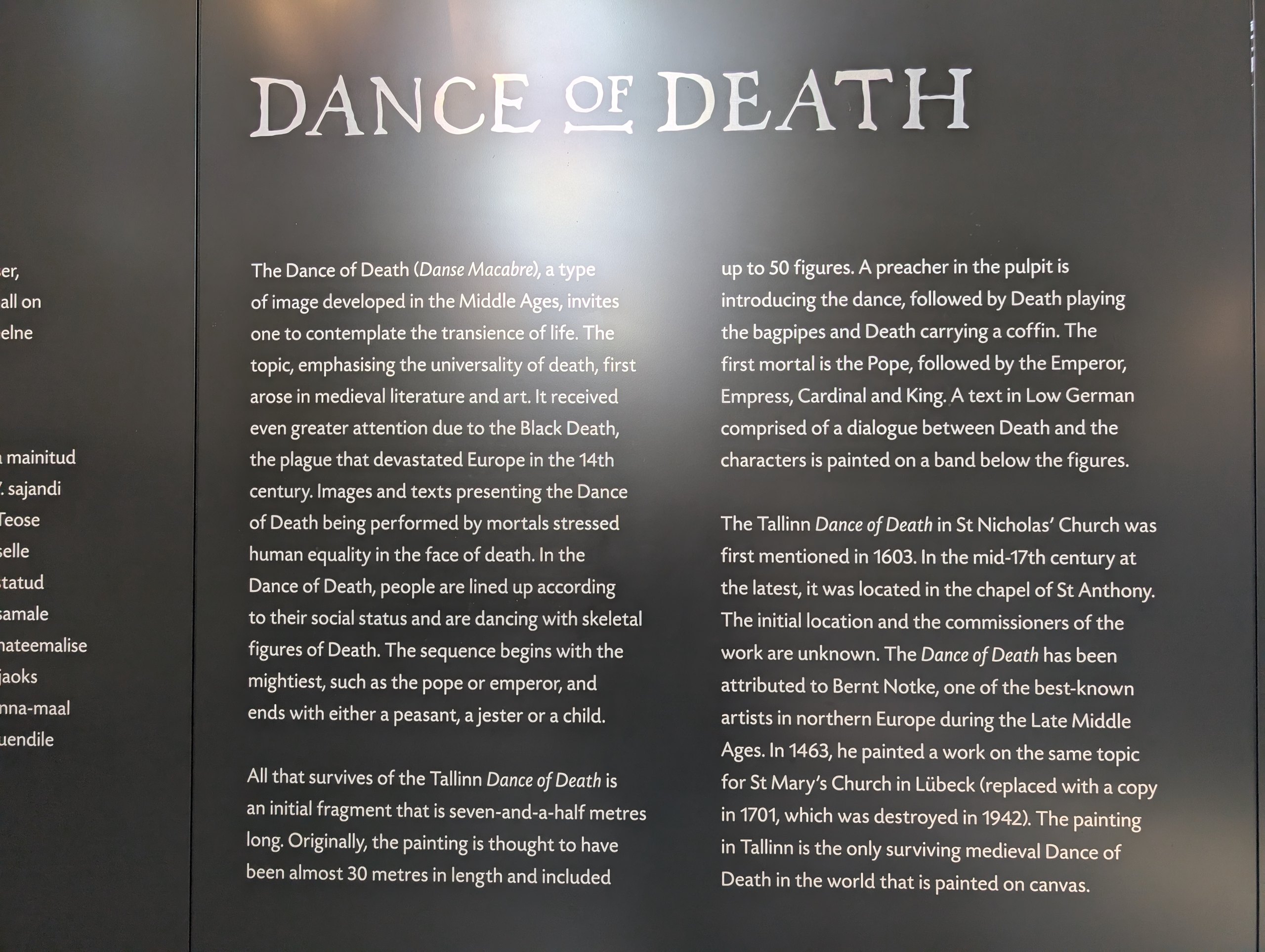「DANCE OF DEATH」と書かれた、絵の解説のパネル