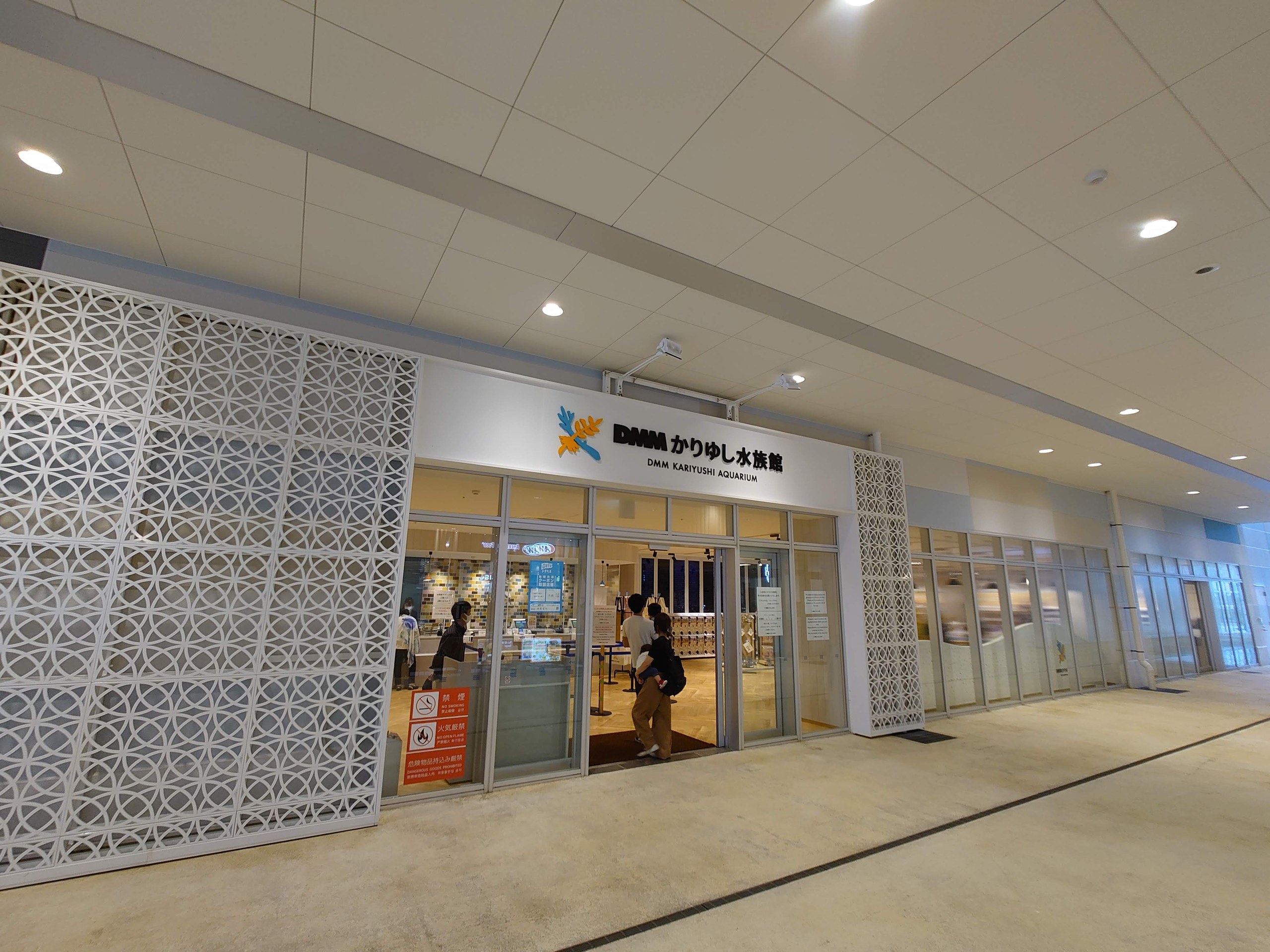 商業施設の中のDMMかりゆし水族館の入口
