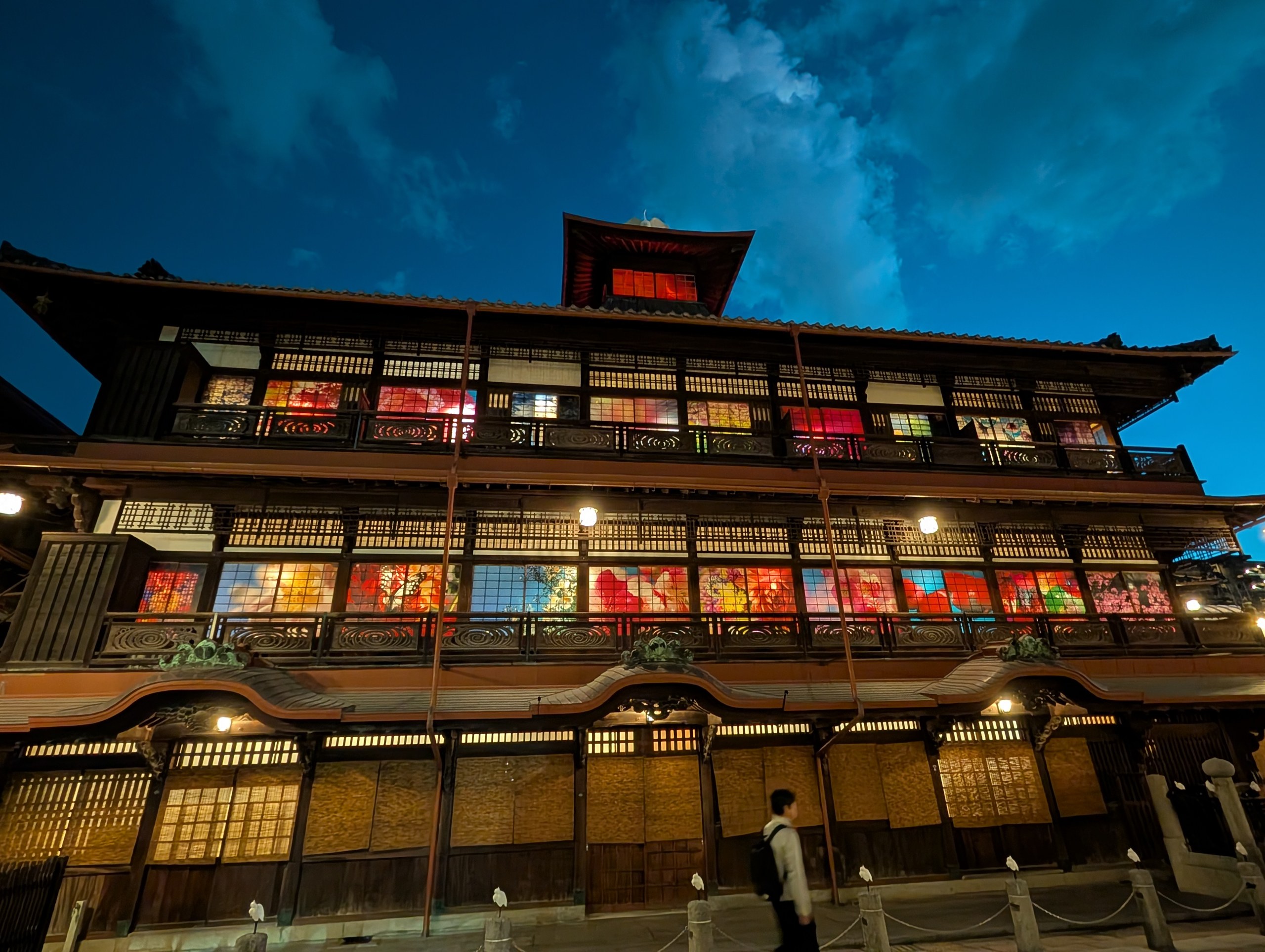 夜の道後温泉本館。窓が色鮮やかに飾られている