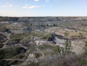 しま模様の地層が重なる、広い谷