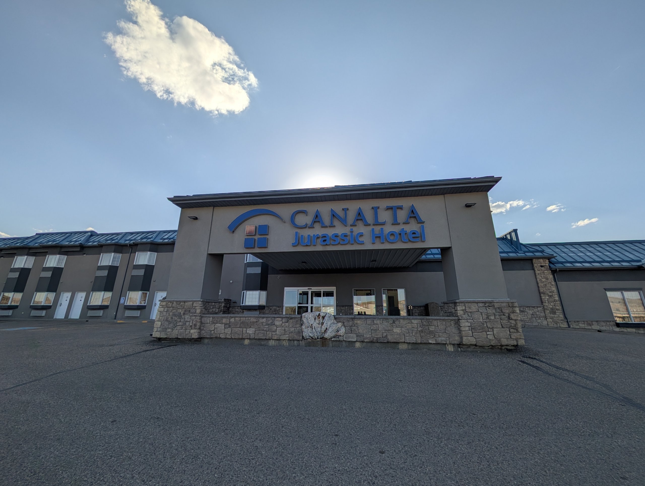 「CANALTA Jurassic Hotel」の看板が掛かった、ホテルの正面
