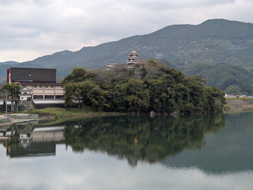 肱川の向こうの山の上に建つ、大洲城