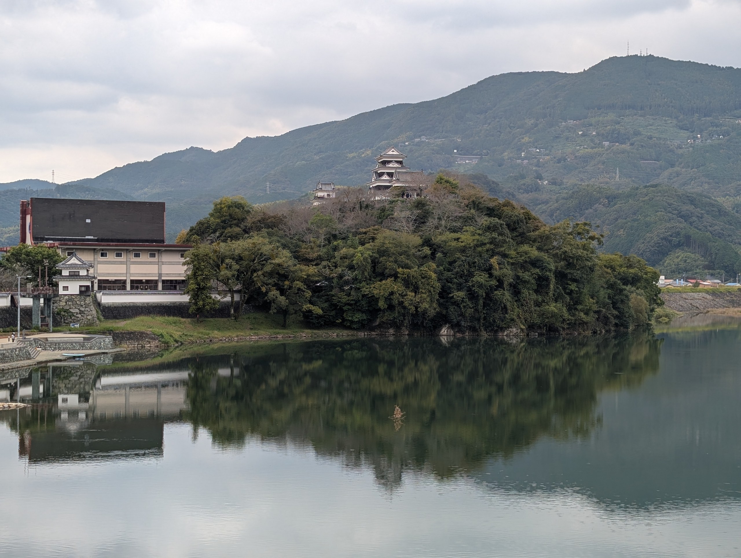 肱川の向こうの山の上に建つ、大洲城