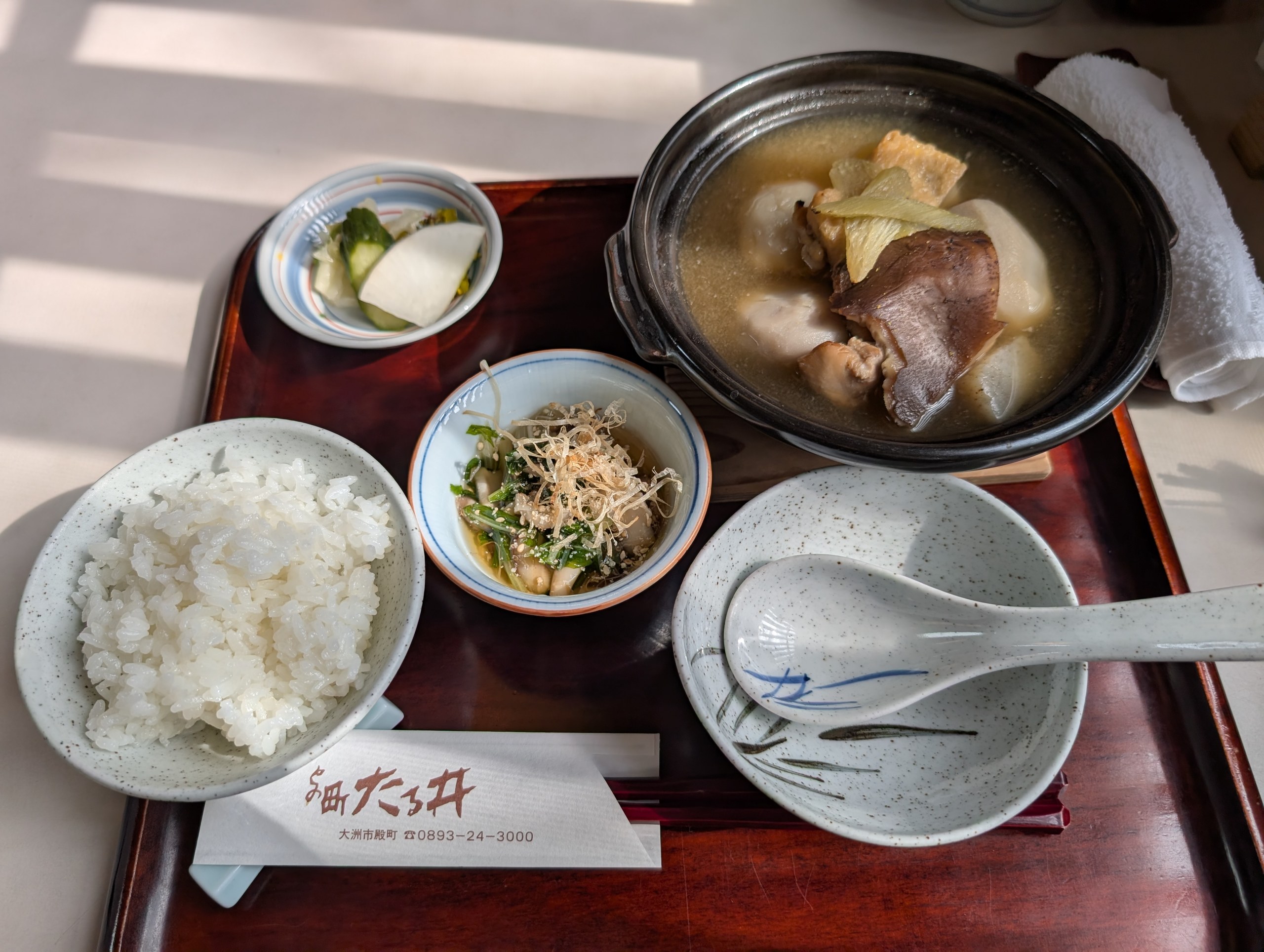 いもたきの鍋と、ご飯の定食