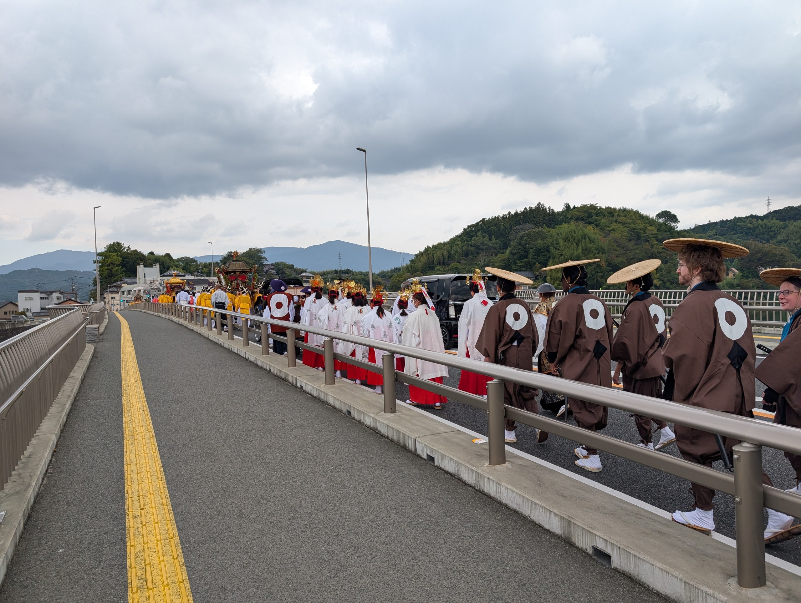 橋を渡っていく、お祭りの行列