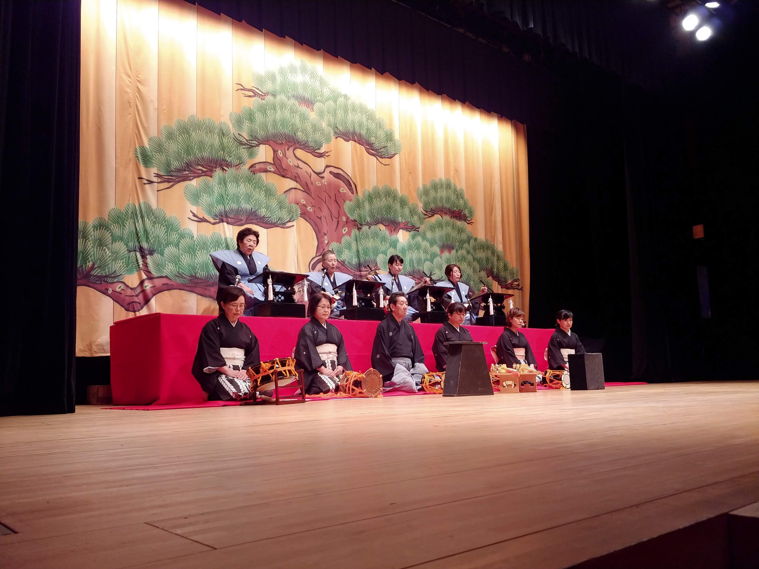 弁天座の開演前の舞台