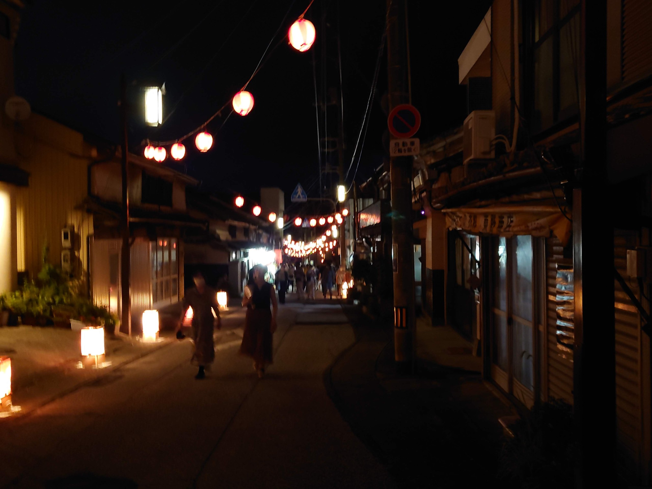 提灯が連なる、夜の赤岡の通り