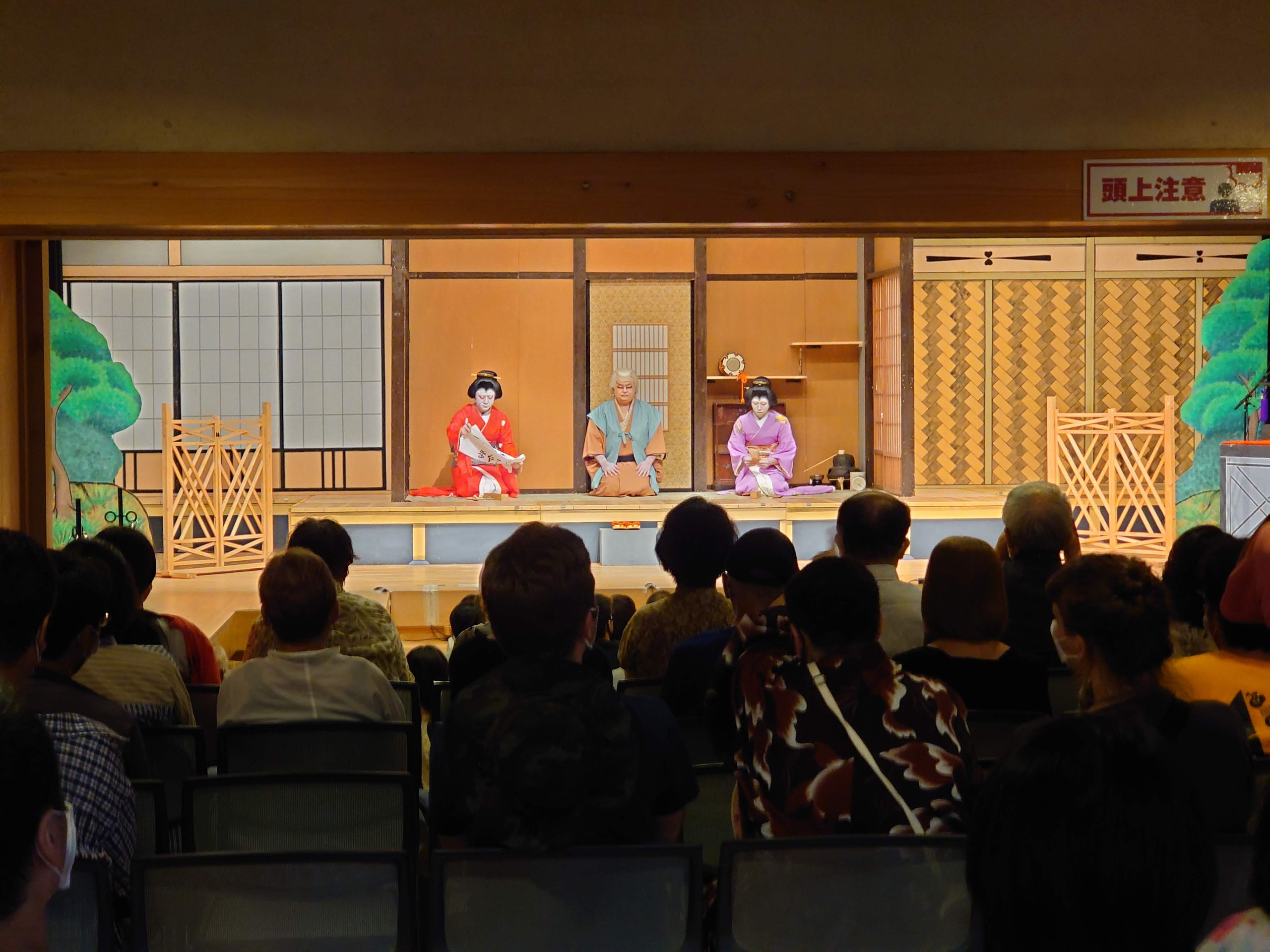弁天座の舞台で演じられる絵金歌舞伎と、客席の後ろ姿