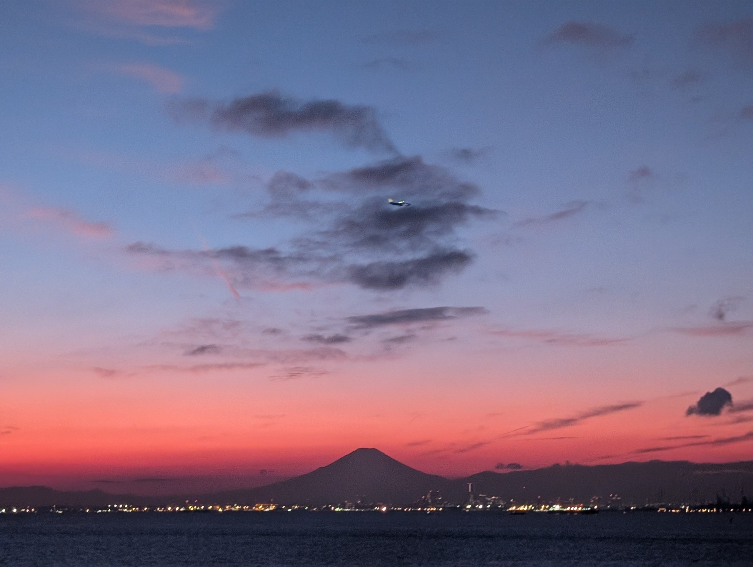 夕焼けの空の下の、富士山のシルエット