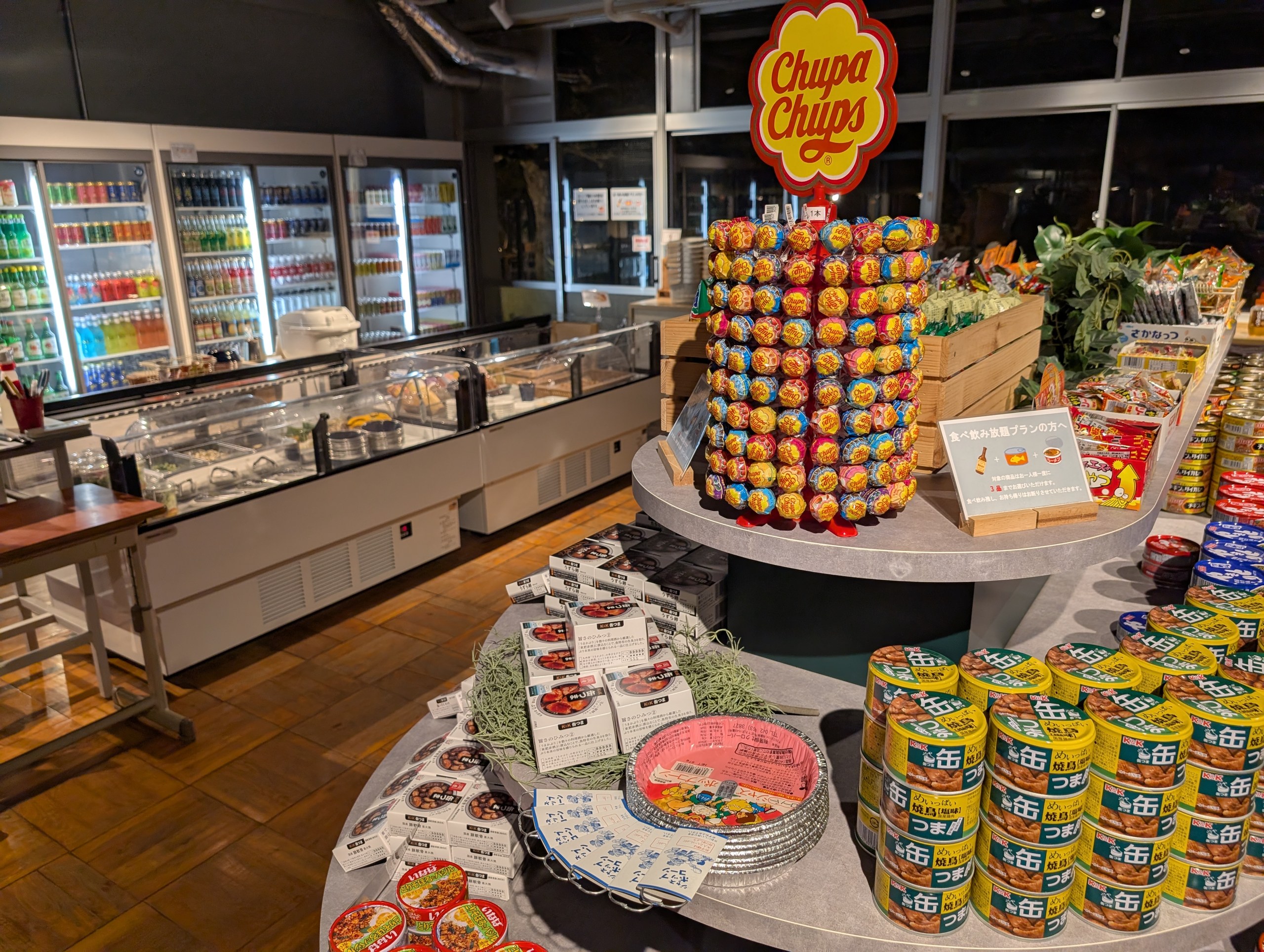 飲み物やお菓子が並ぶ、売店