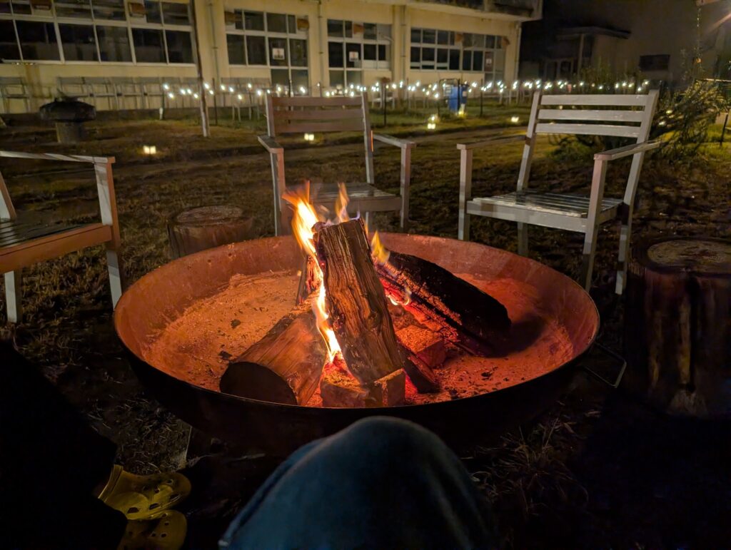 夜の、焚き火台の炎