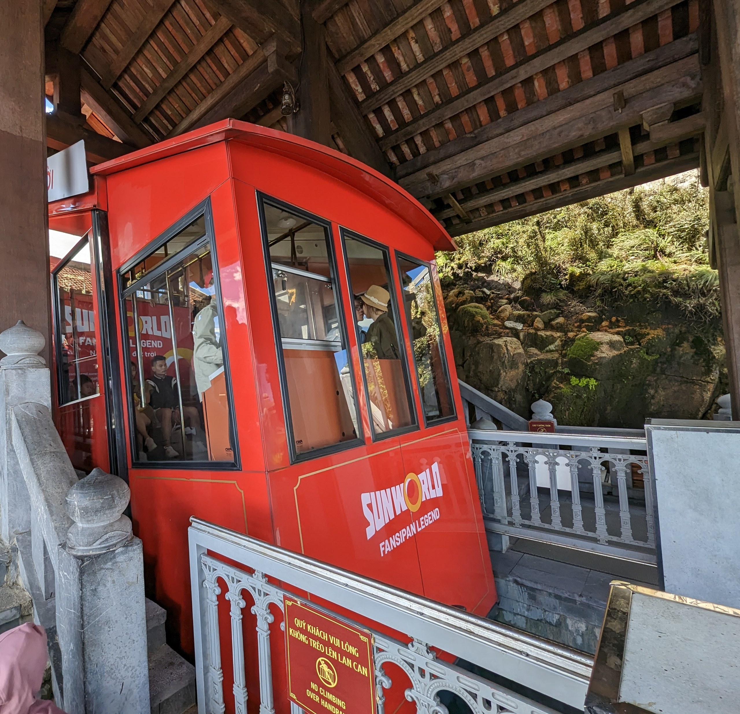 山上駅に停まる、赤い登山電車