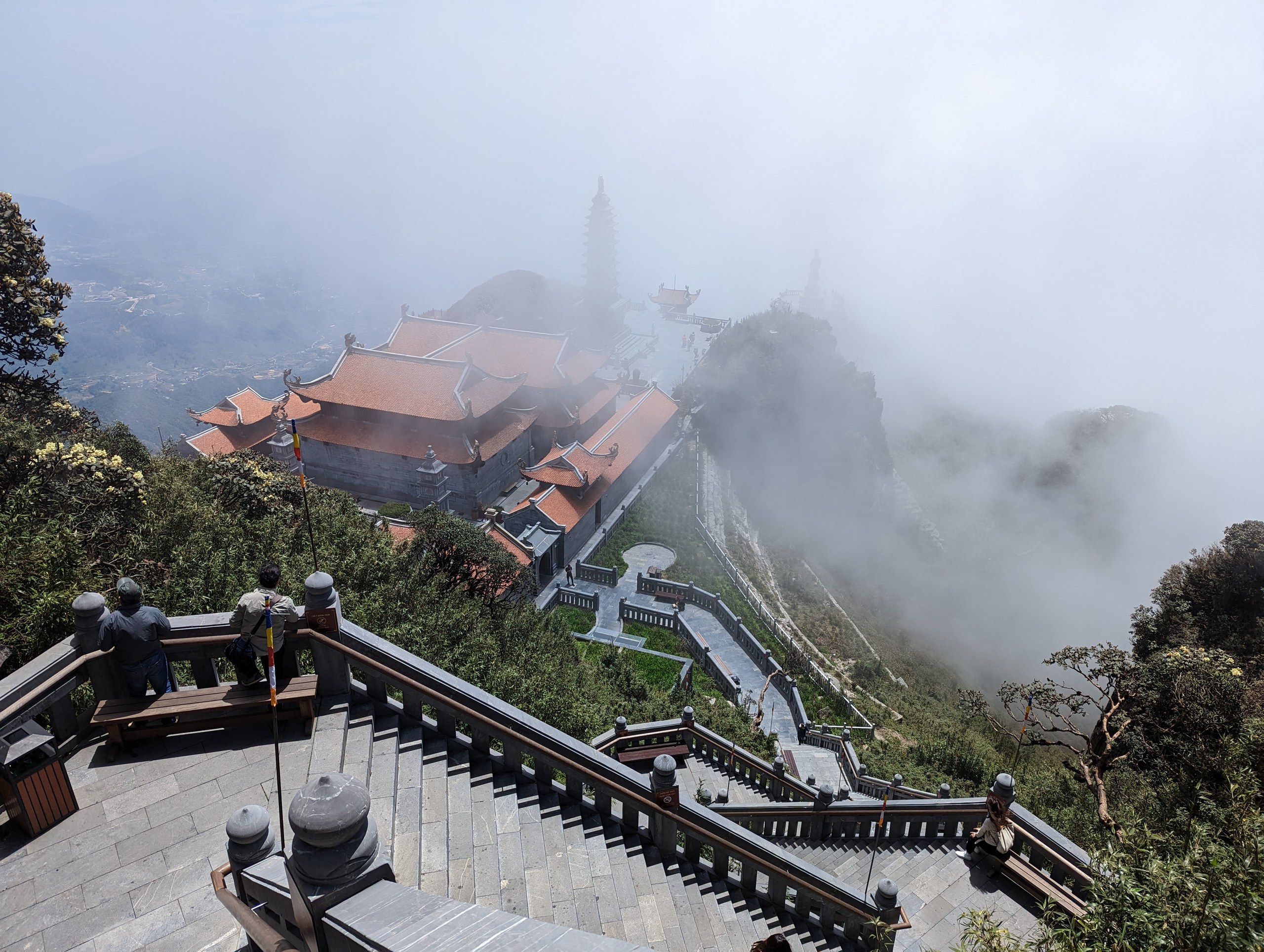 雲の中に浮かぶ、赤い屋根の寺院