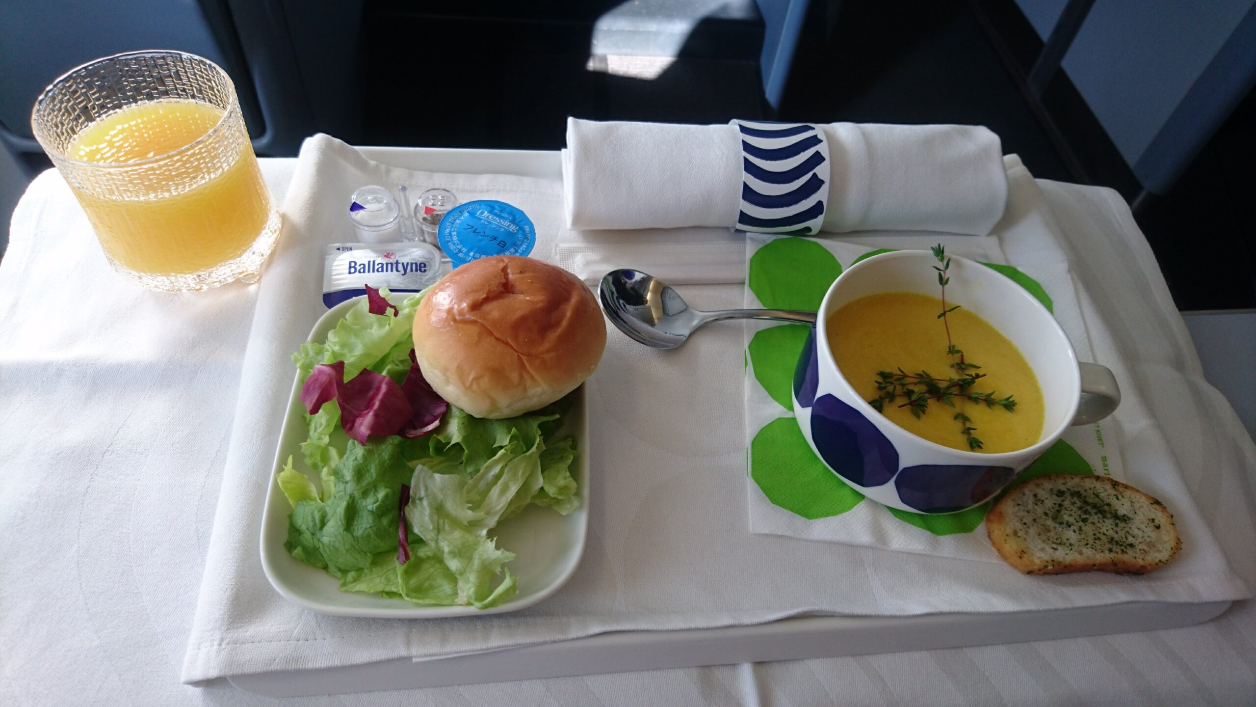 フィンエアーのビジネスクラスの機内食（サラダ、パン、スープ）