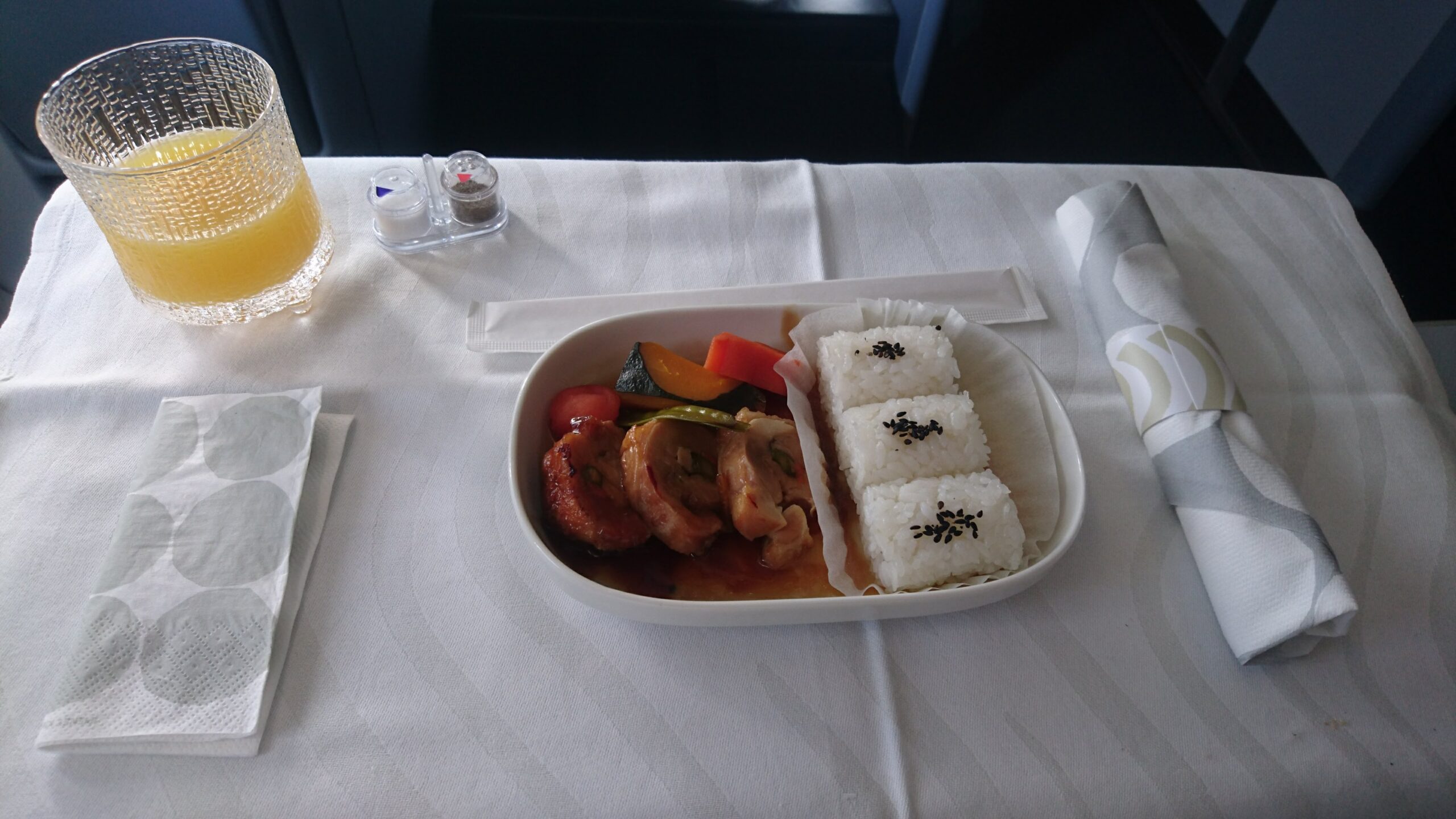 フィンエアーのビジネスクラスの機内食（お弁当とオレンジジュース）