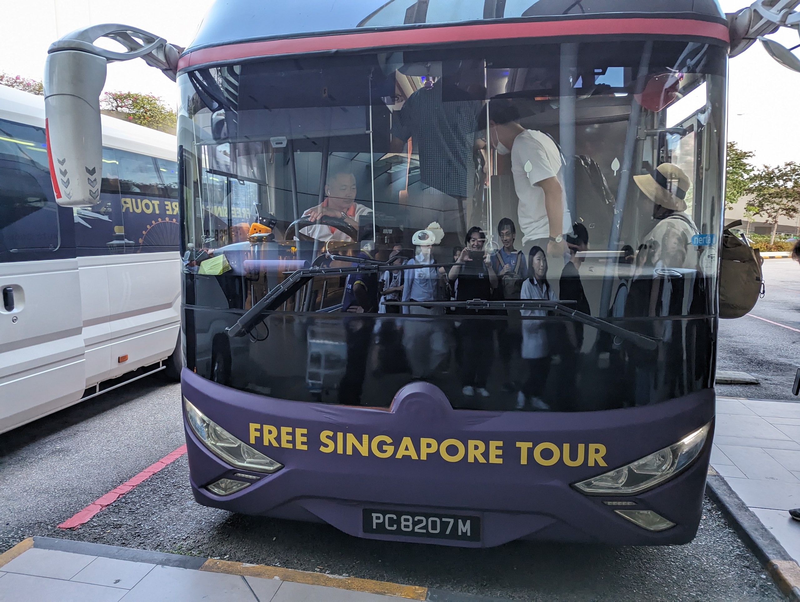 「FREE SINGAPORE TOUR」と書かれたツアーのバス