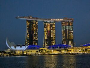 水辺に浮かぶように見える、夜のマリーナベイ・サンズ