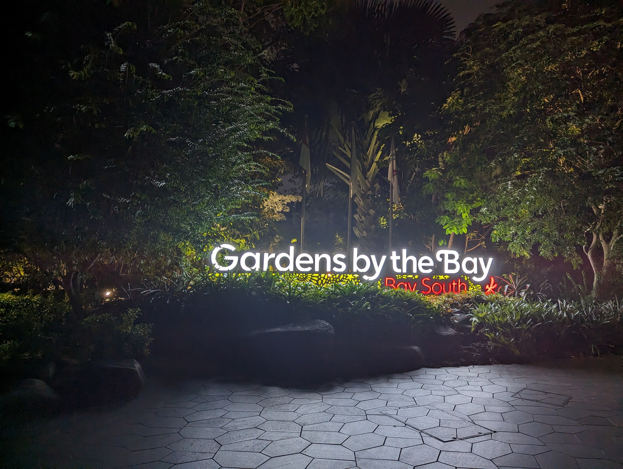 「Gardens by the Bay」の光る文字