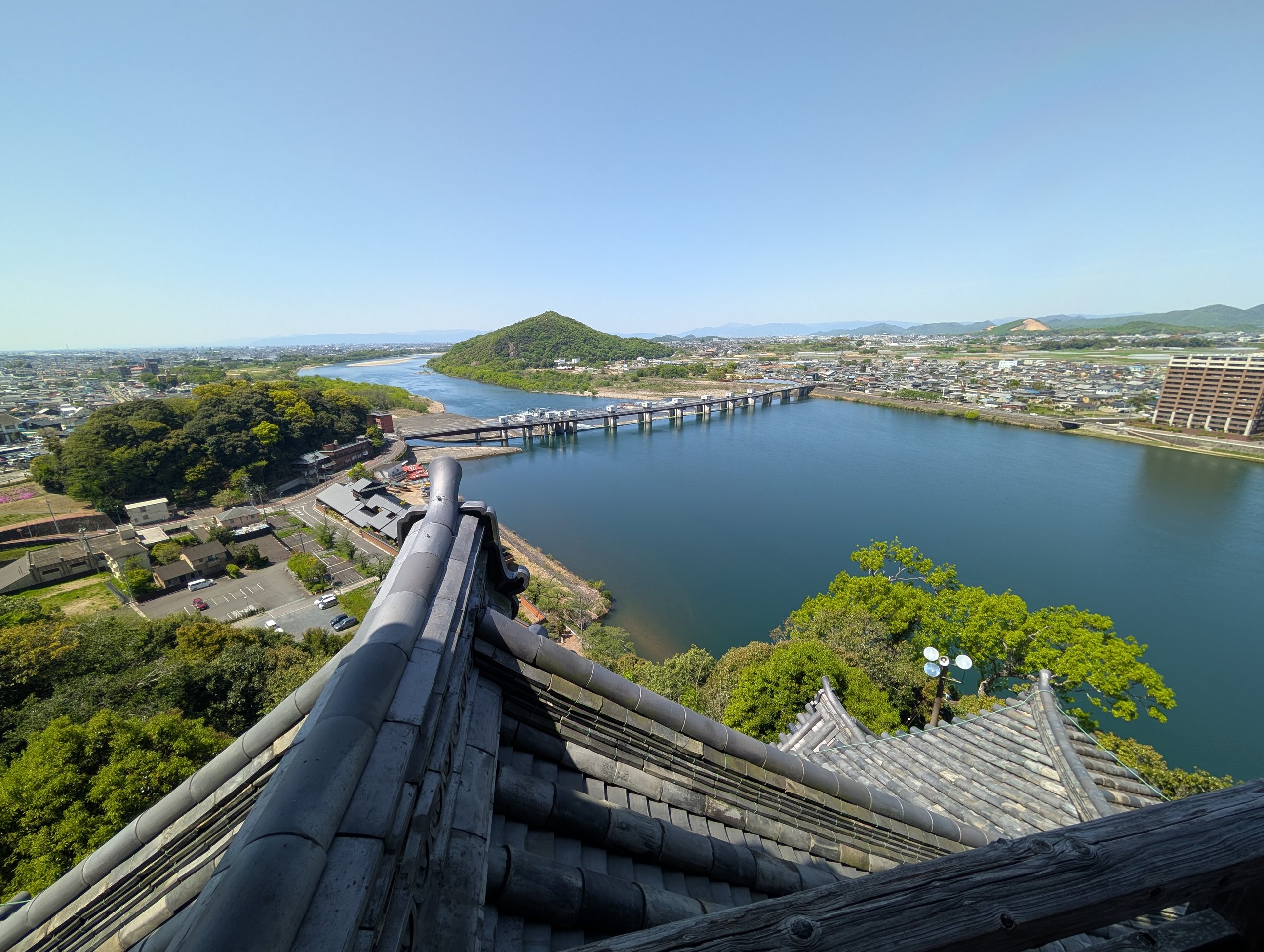 天守の最上階から見下ろした、木曽川と橋と町並み