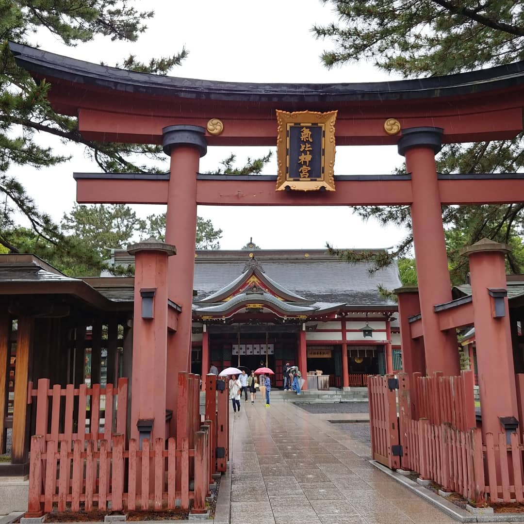 氣比神宮の朱色の大鳥居と、その奥の拝殿