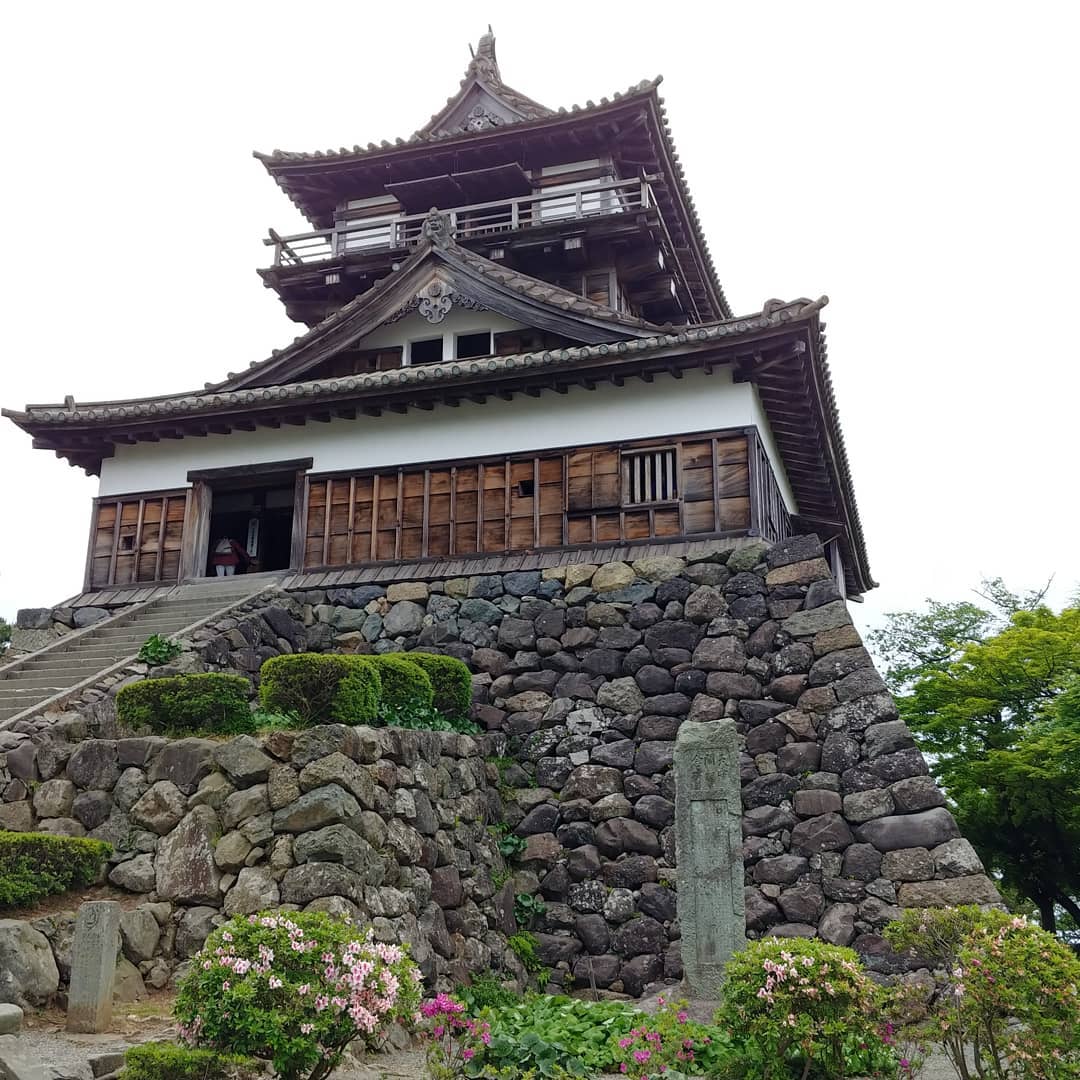 石垣の上に建つ丸岡城の天守
