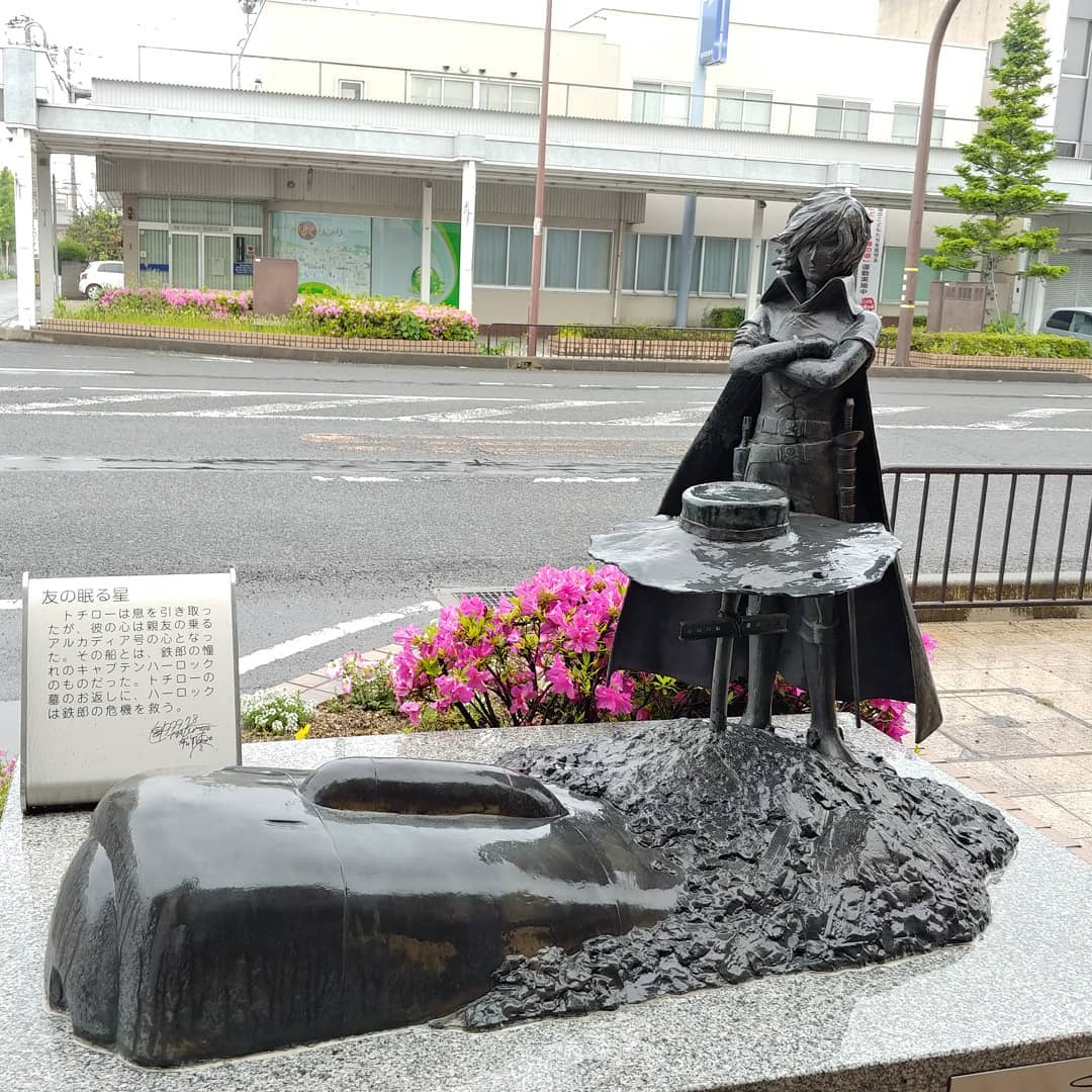 敦賀の通りに置かれた、漫画のキャラクターのモニュメント