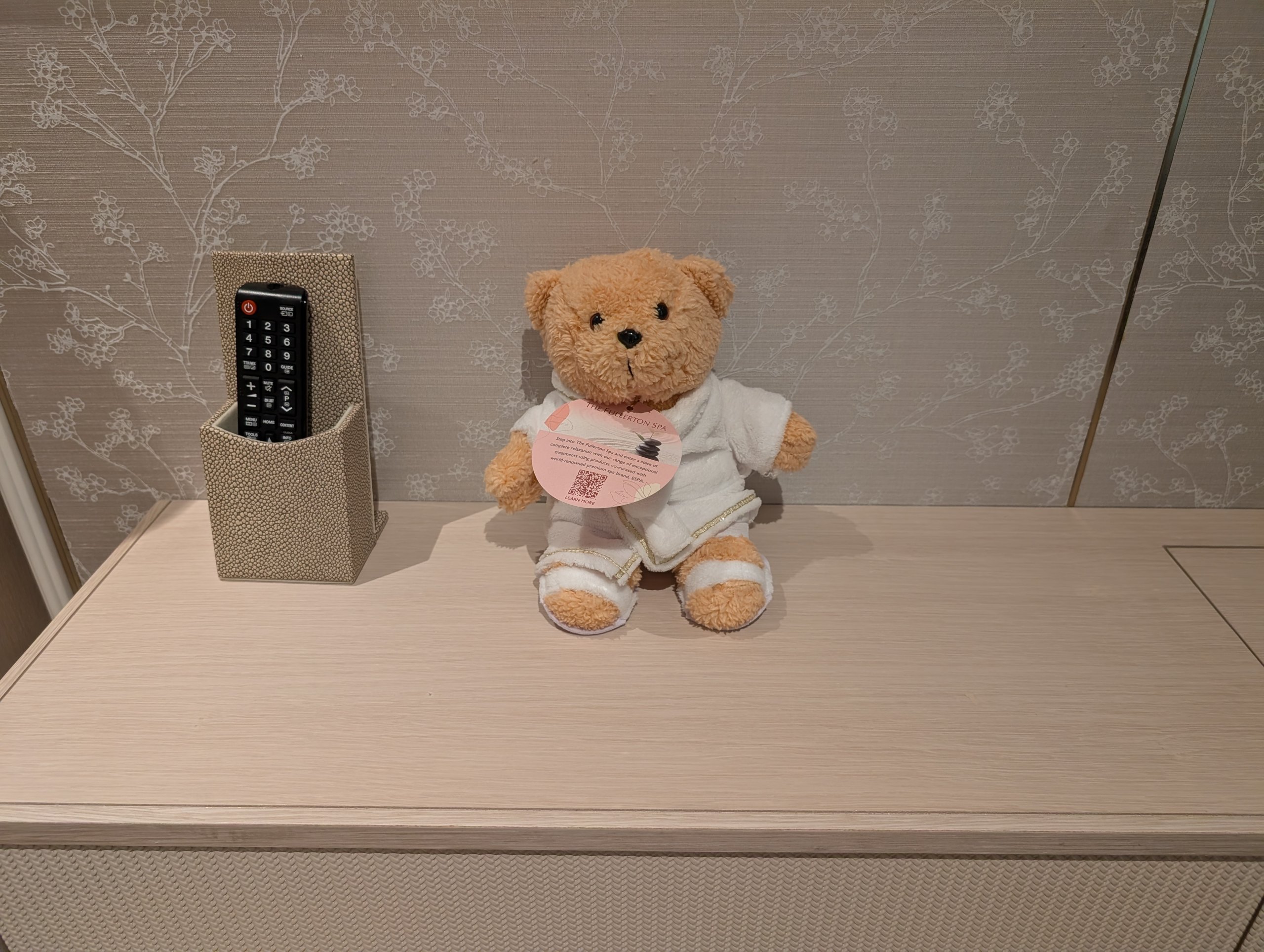 バスローブ姿のくまのぬいぐるみ。「THE FULLERTON SPA」の札つき