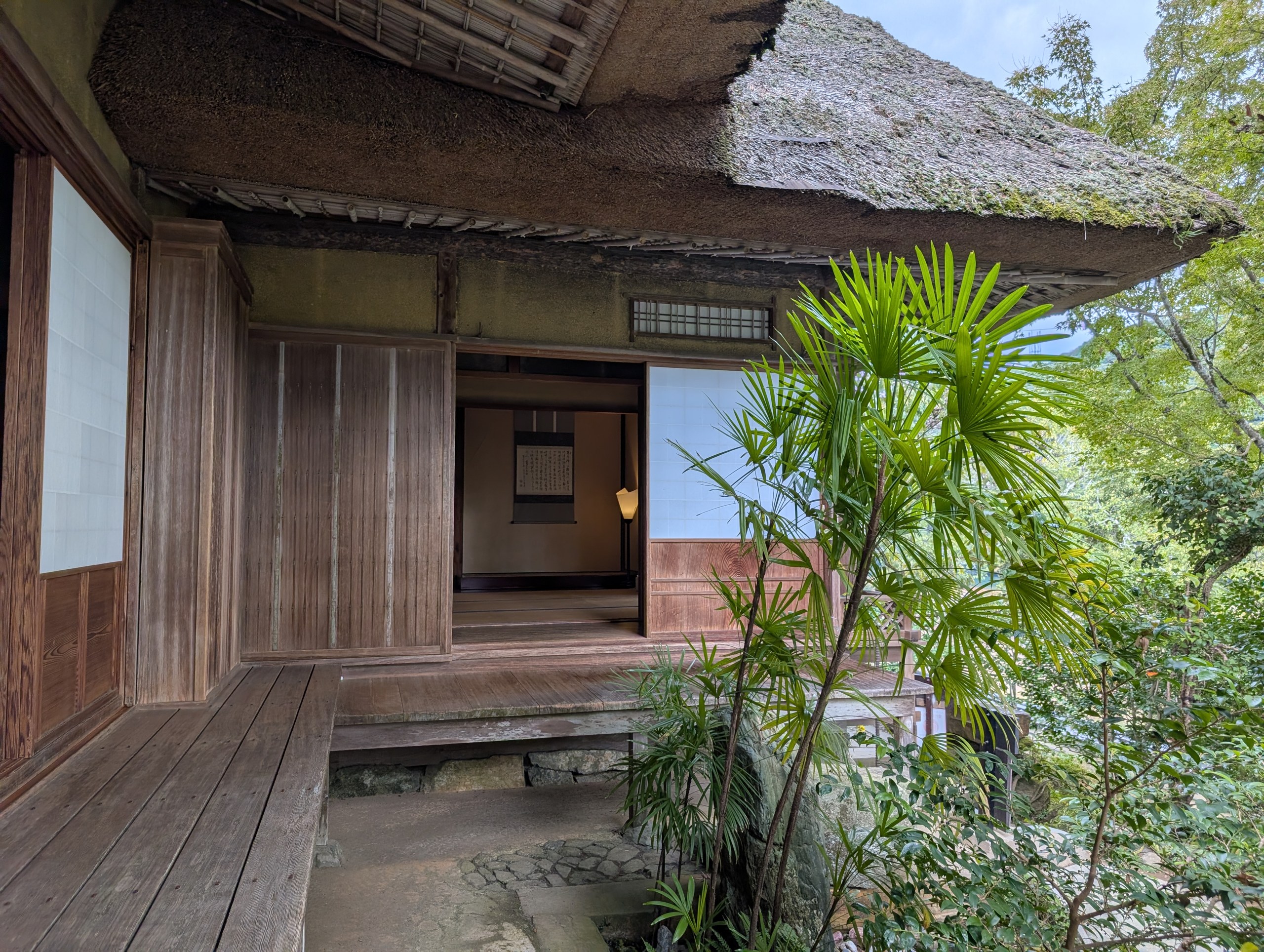 茅葺きの屋根の建物の入口
