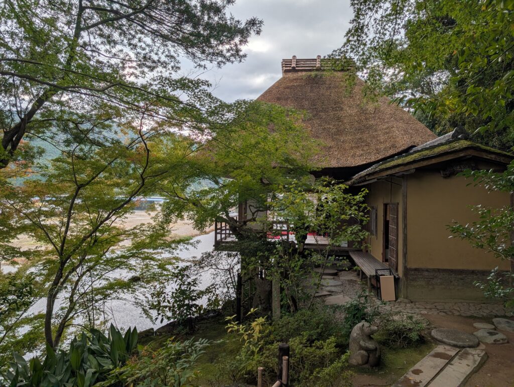 崖の上に建つ、茅葺きの不老庵