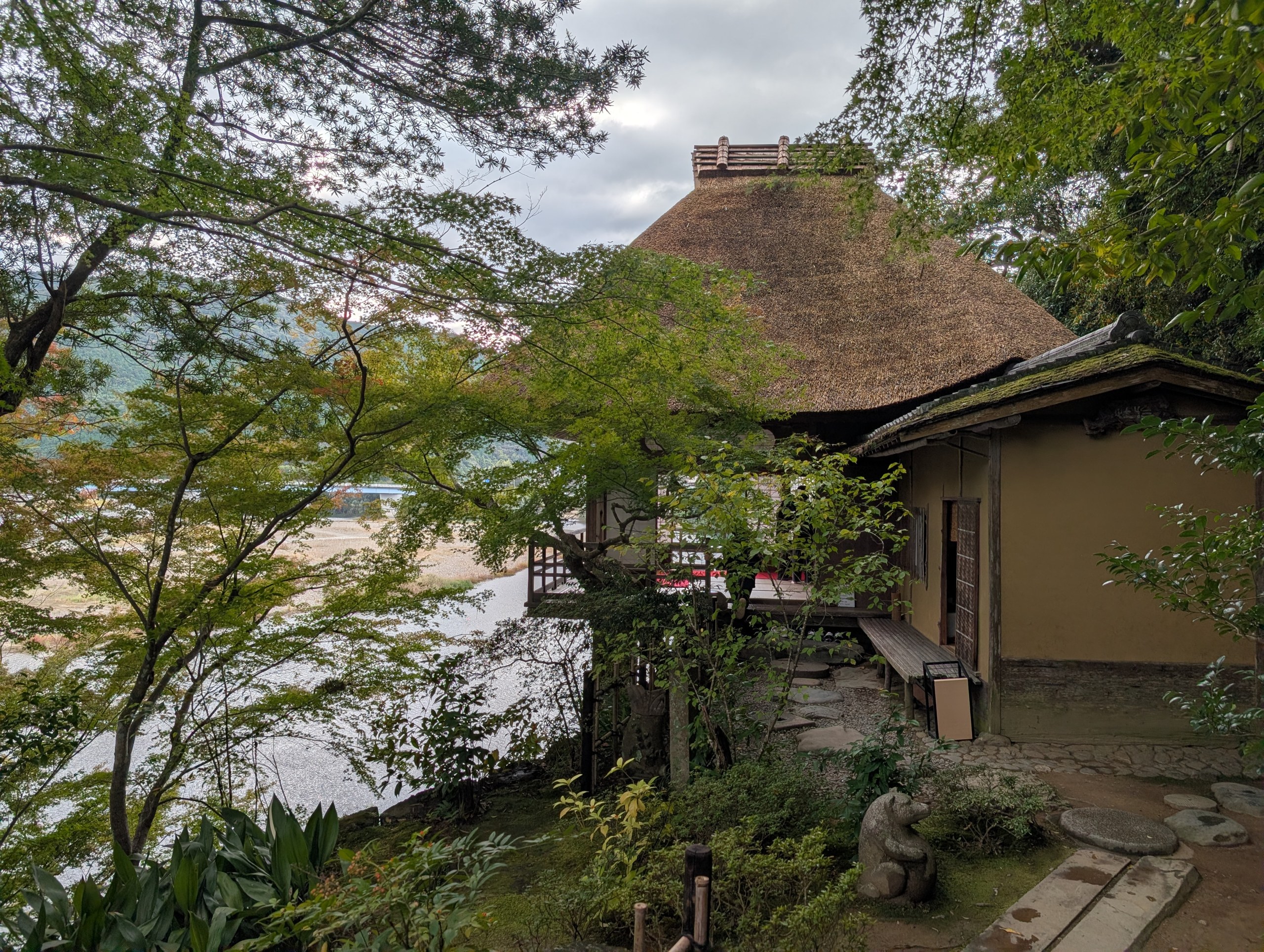 崖の上に建つ、茅葺きの不老庵
