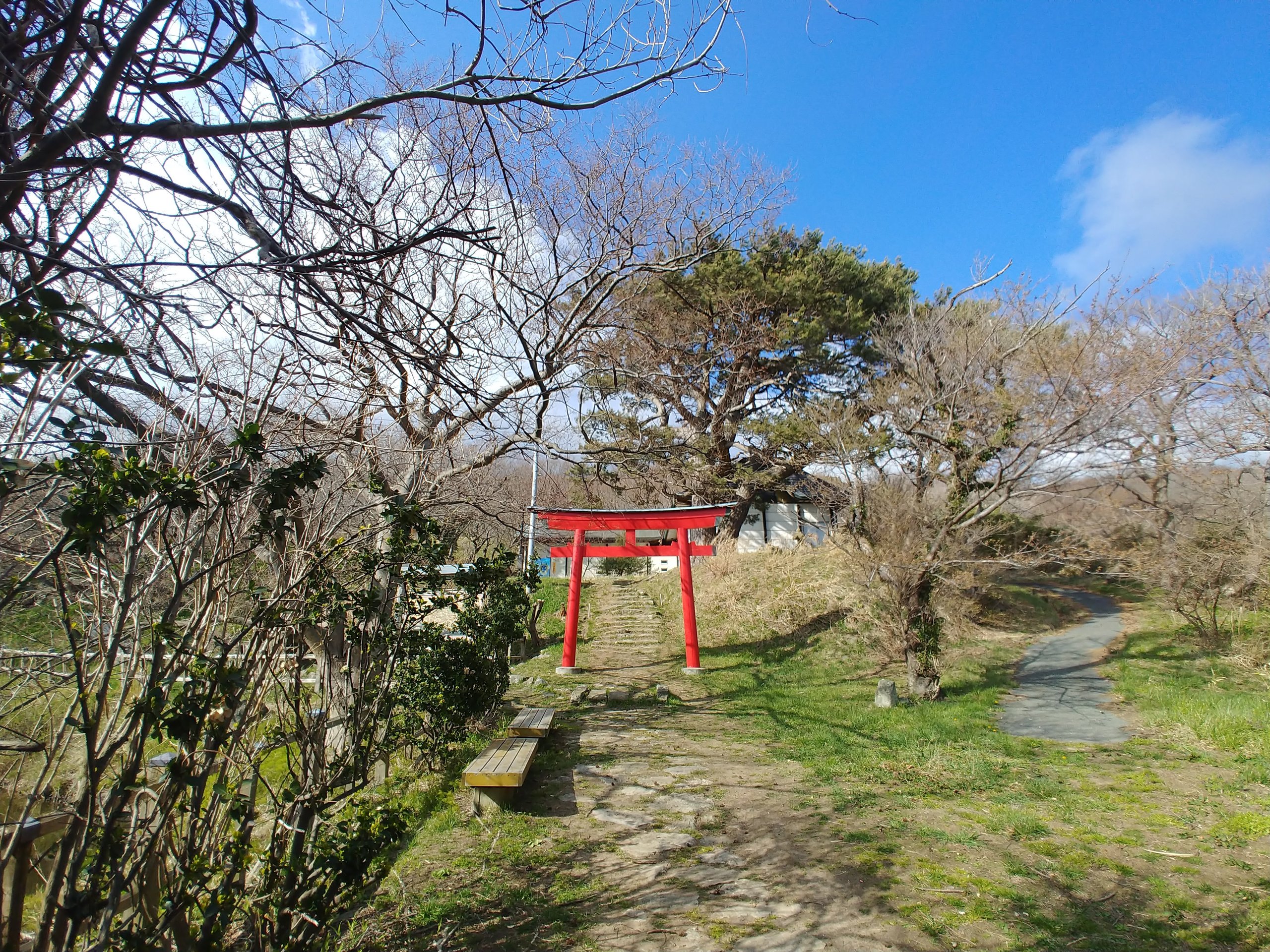 赤い鳥居と、五社堂へ続く石段の入口