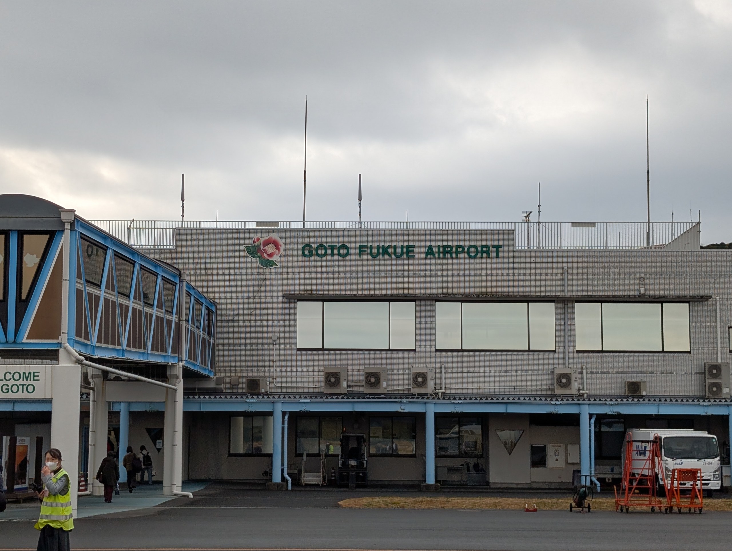 「GOTO FUKUE AIRPORT」の文字がある、五島福江空港