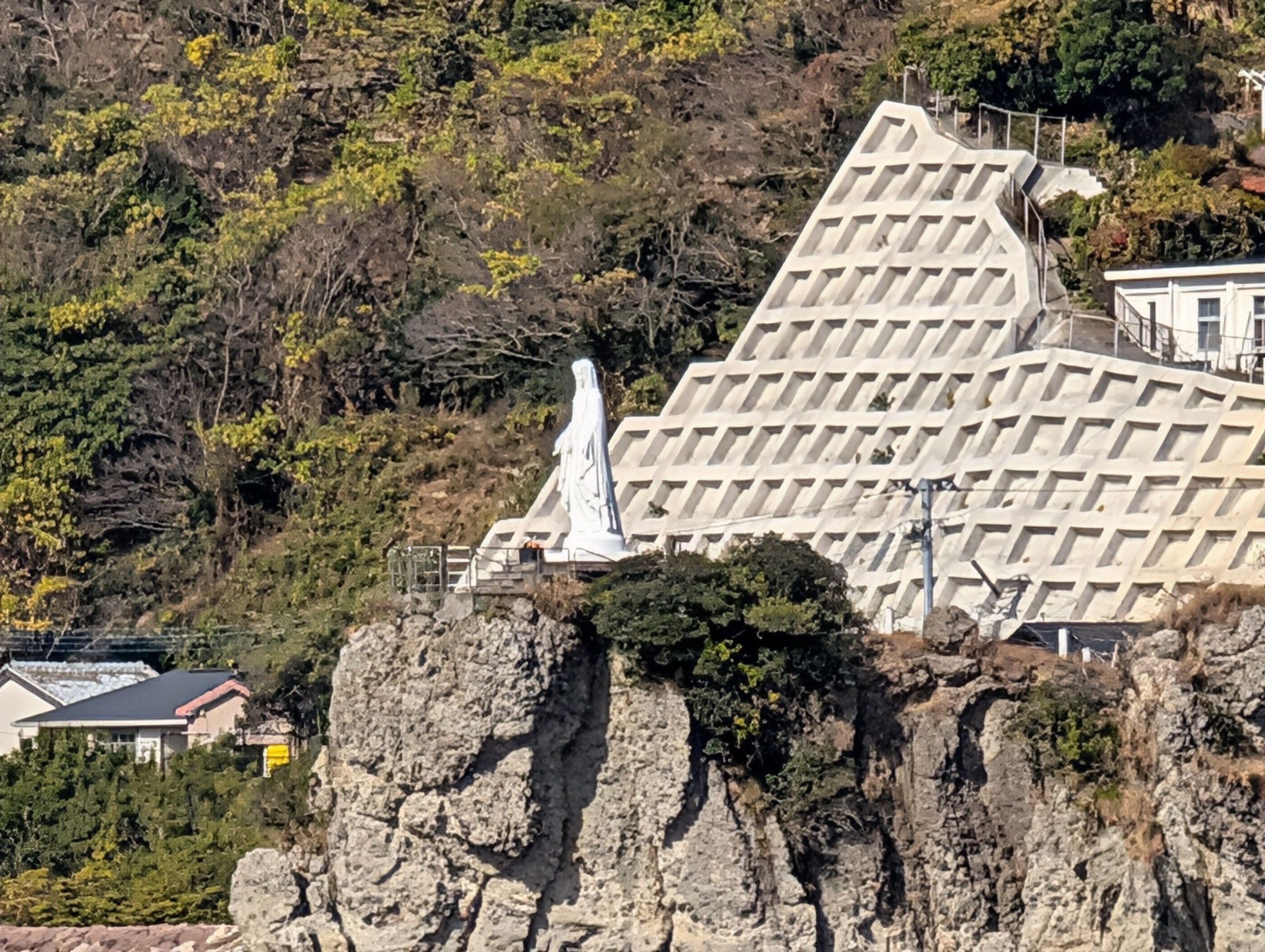 長崎港の岬の岩の上に立つ、白いマリア像
