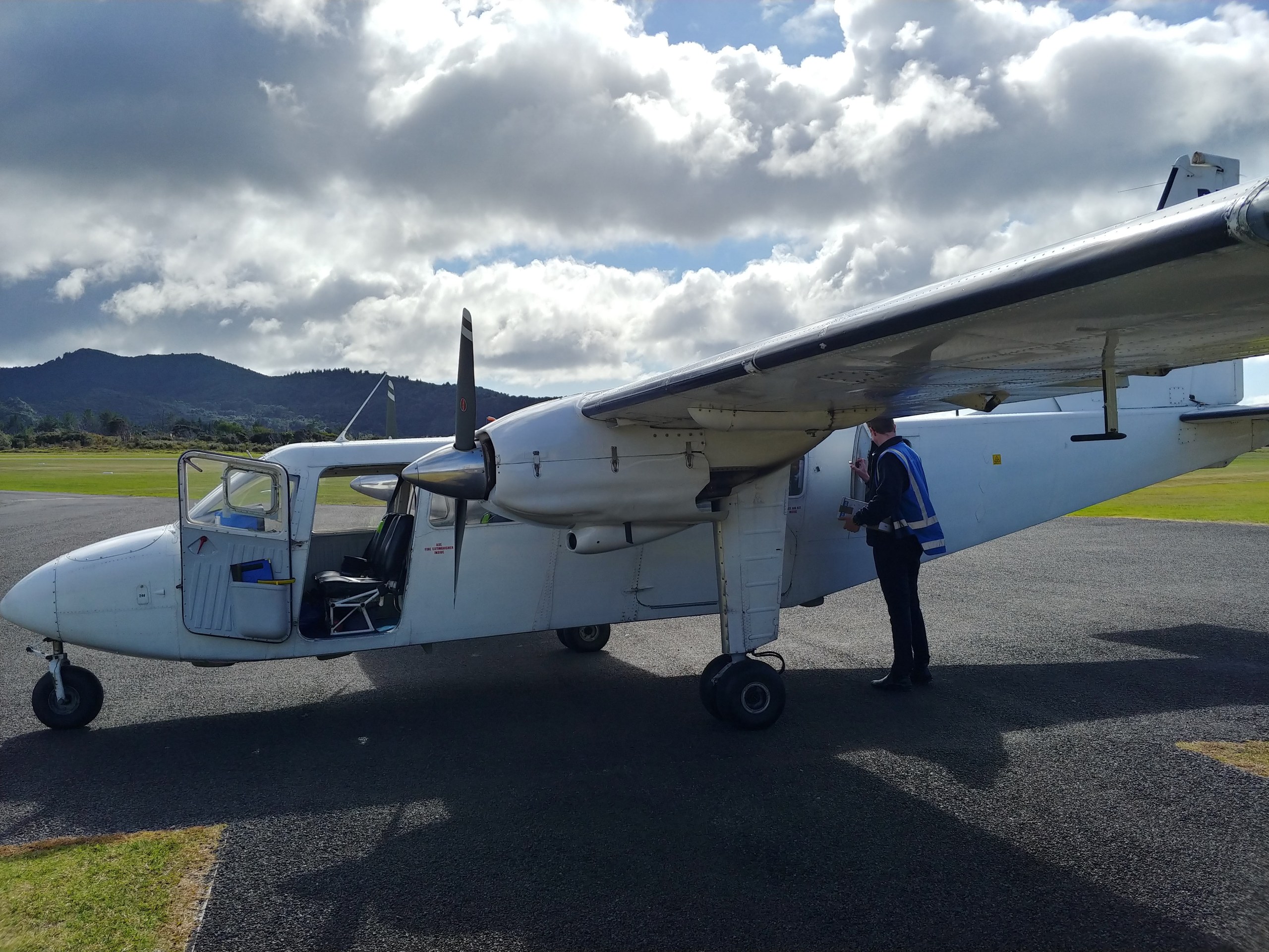 グレートバリア島の空港に着いた小型機