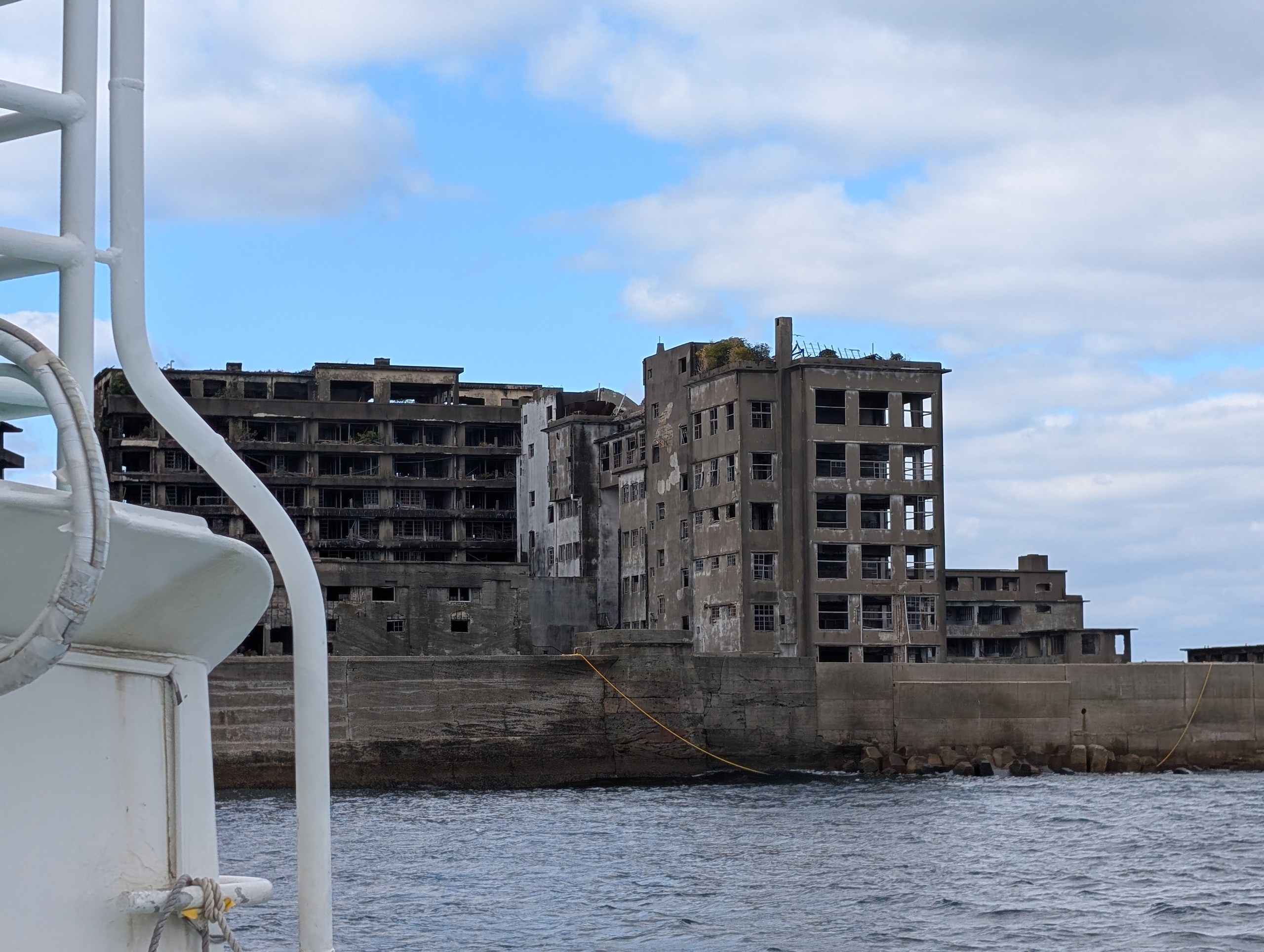 船から見た、コンクリートの建物が並ぶ端島